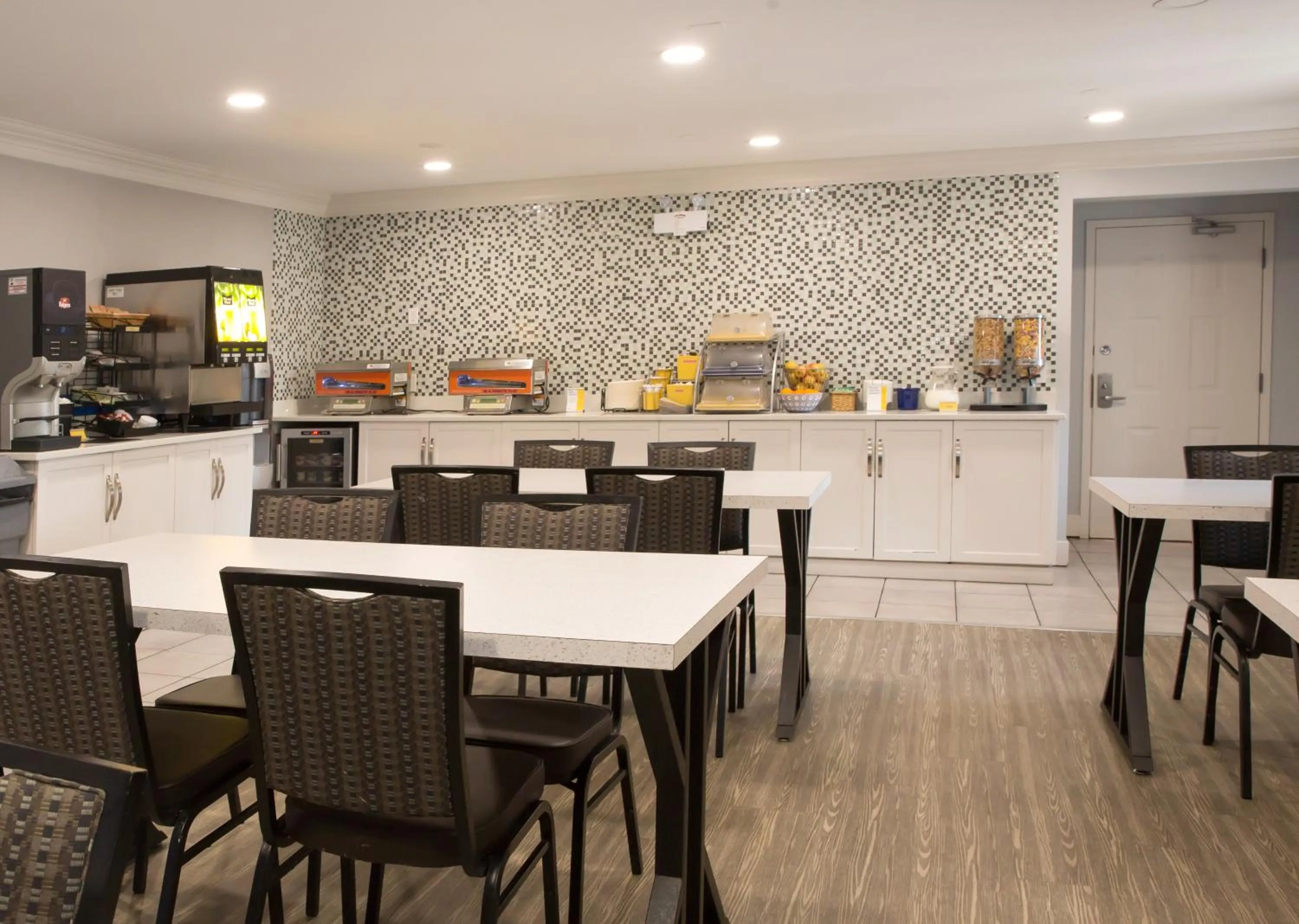 Coffee/tea facilities in Days Inn by Wyndham Kelowna