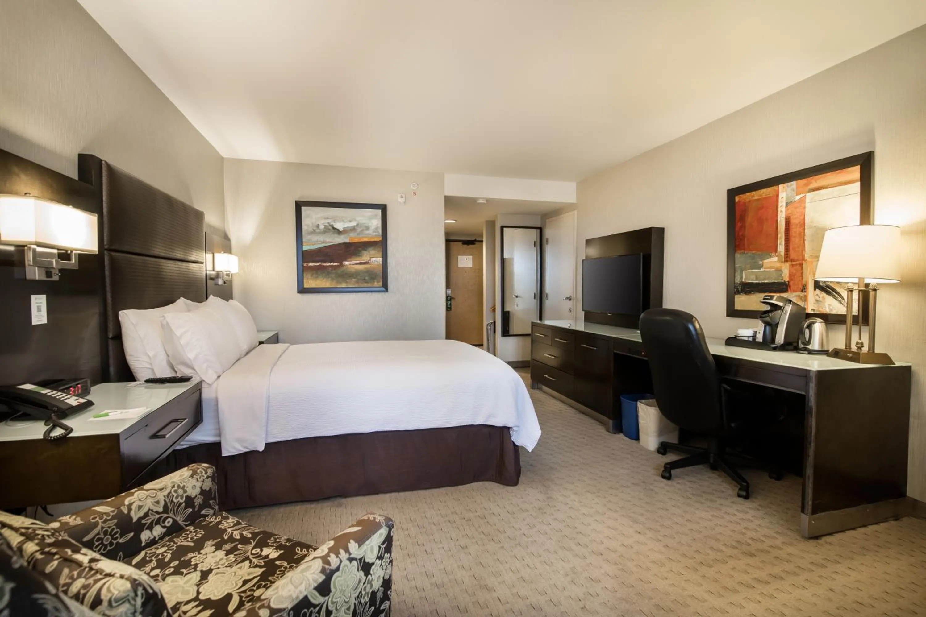 Photo of the whole room, Bed in Holiday Inn Vancouver-Centre Broadway by IHG