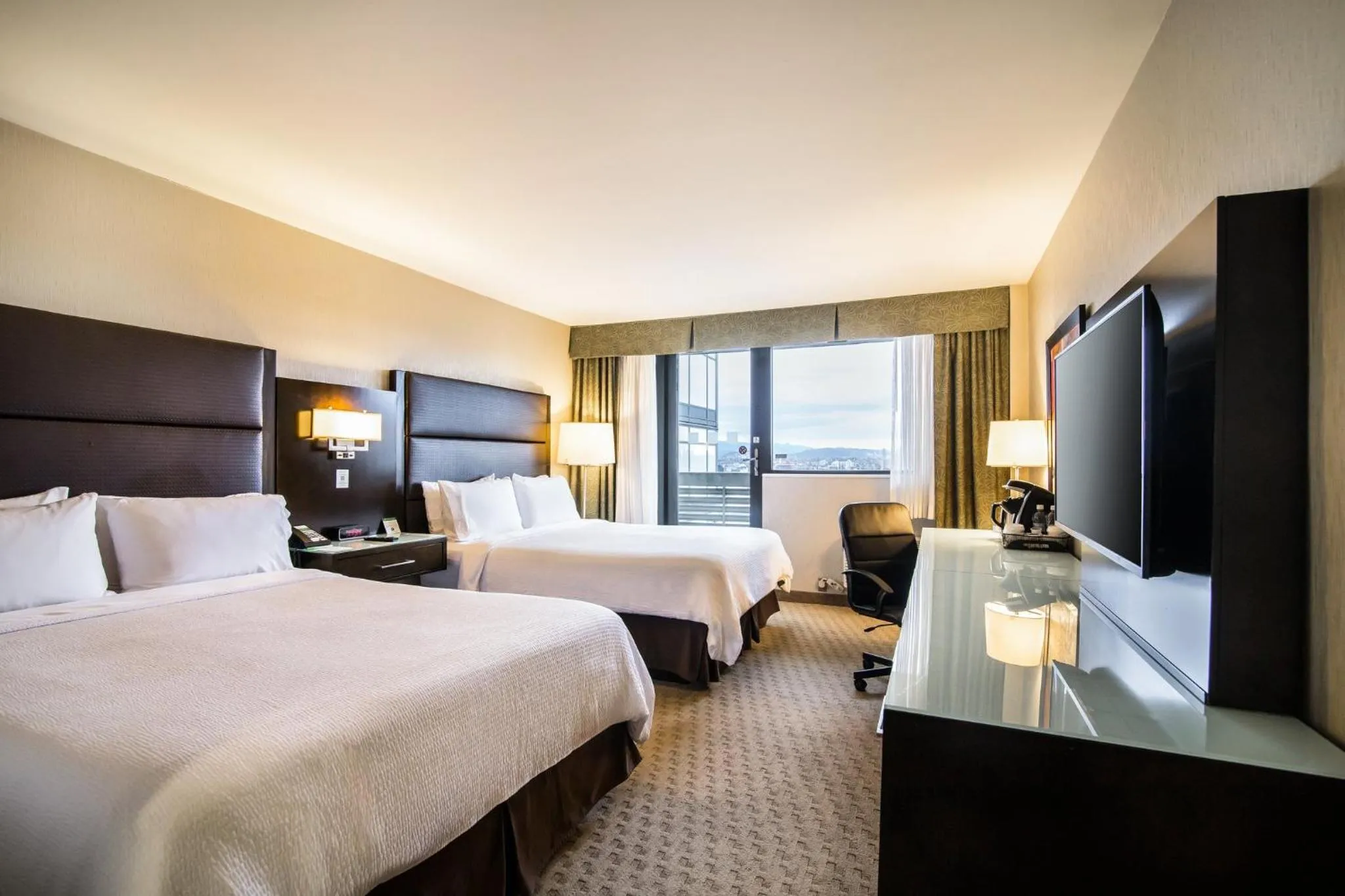 Photo of the whole room, Bed in Holiday Inn Vancouver-Centre Broadway by IHG