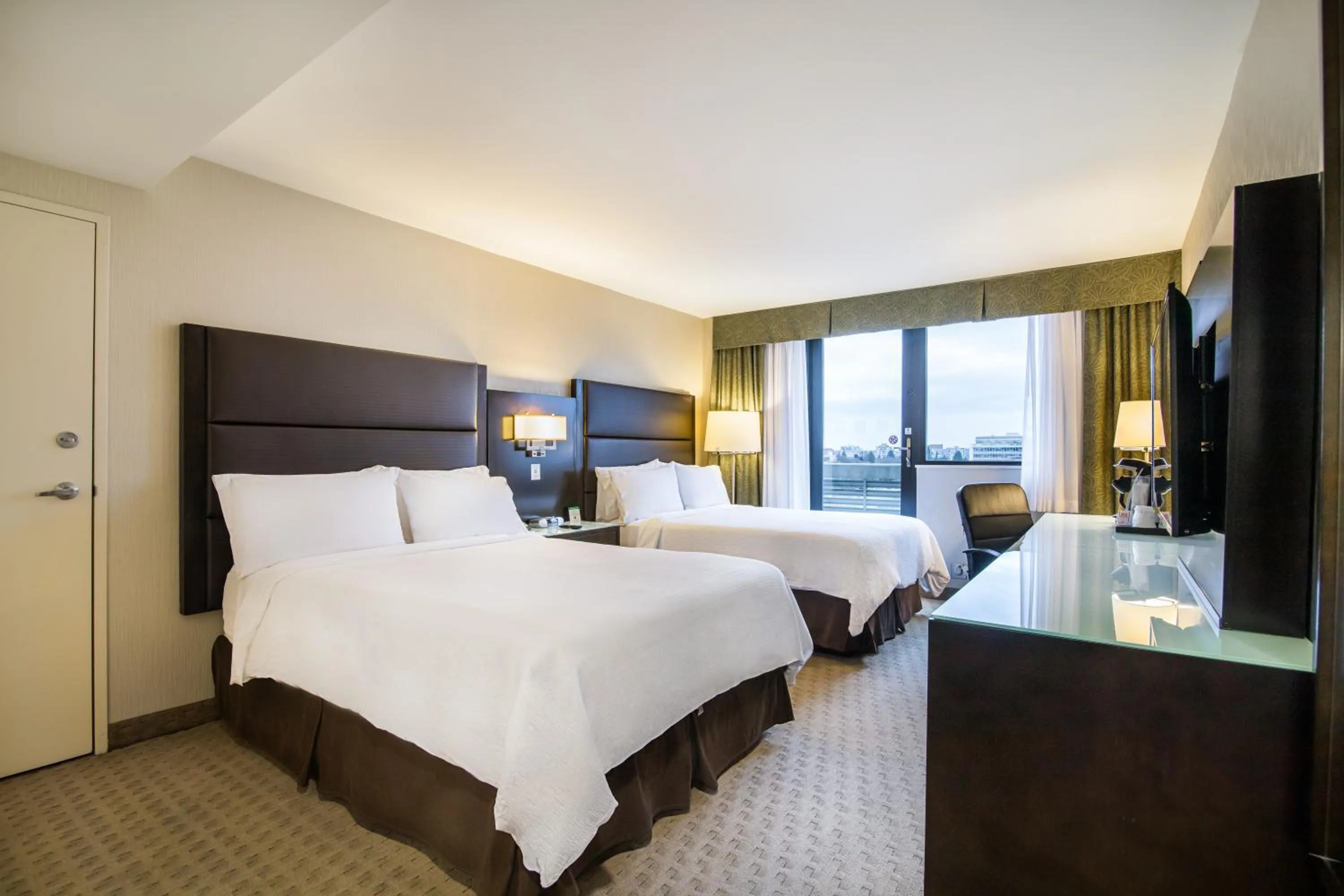 Photo of the whole room, Bed in Holiday Inn Vancouver-Centre Broadway by IHG