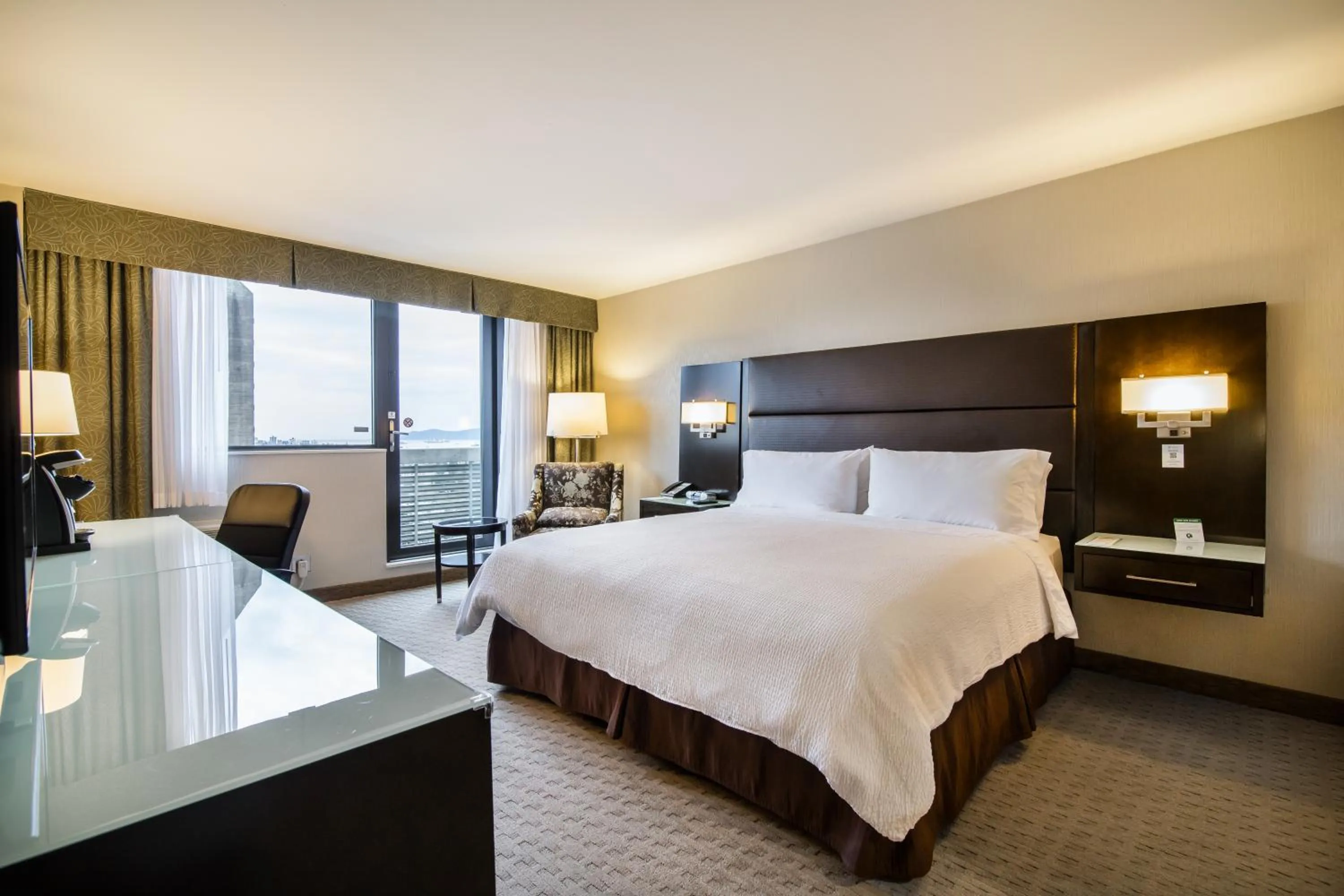 Photo of the whole room, Bed in Holiday Inn Vancouver-Centre Broadway by IHG