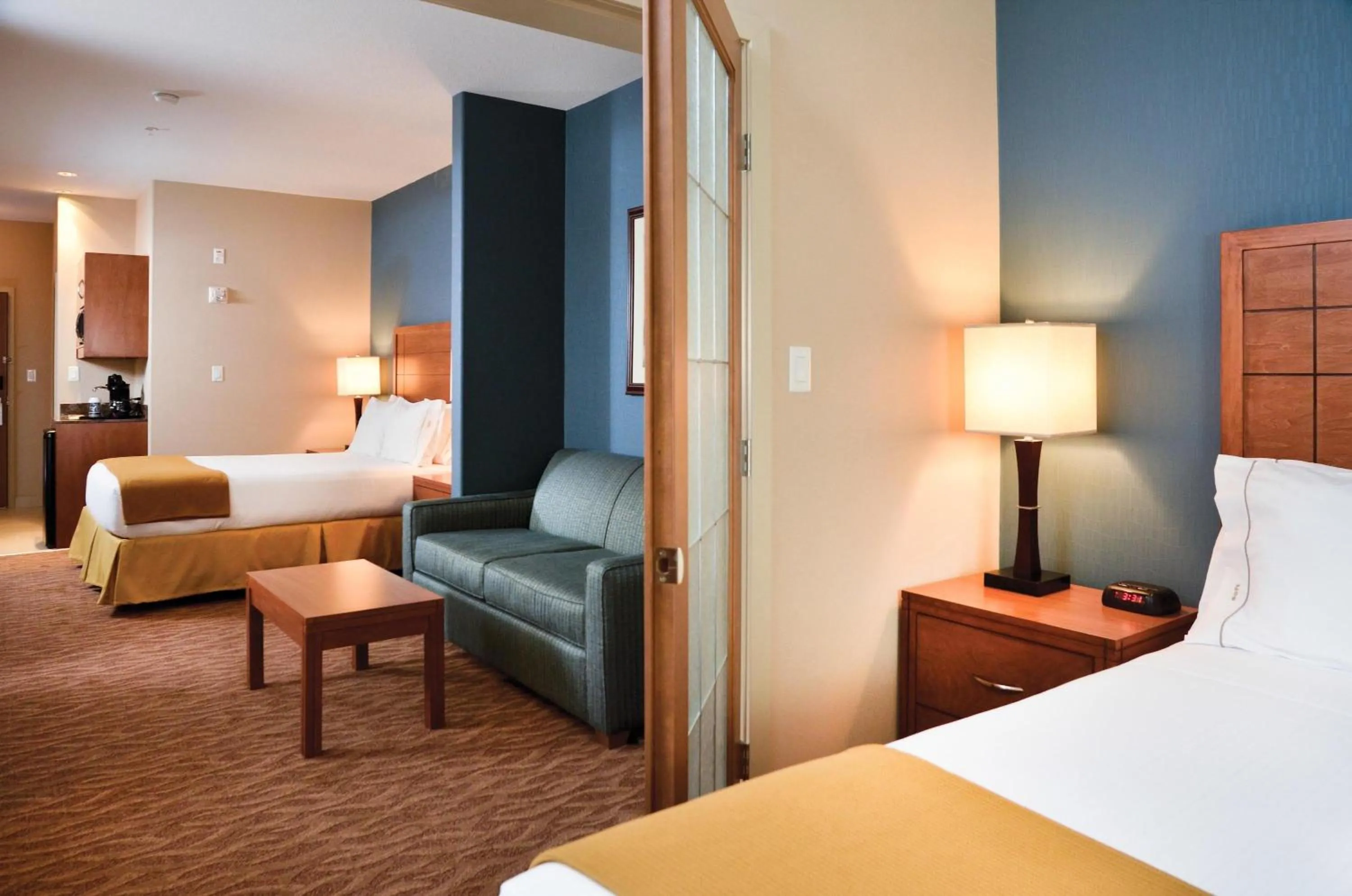 Photo of the whole room, Bed in Sandman Hotel and Suites Squamish