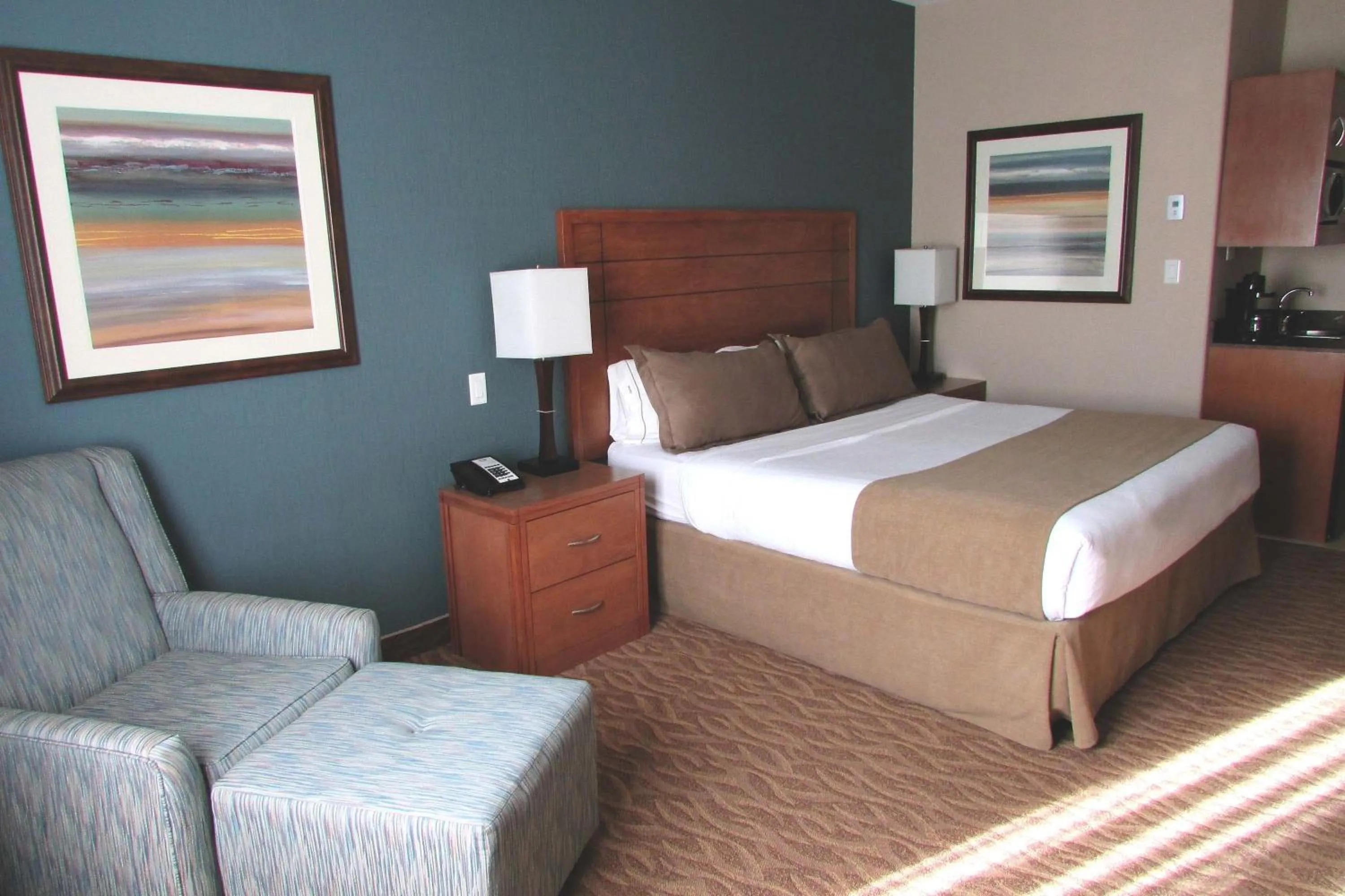 Photo of the whole room, Bed in Sandman Hotel and Suites Squamish