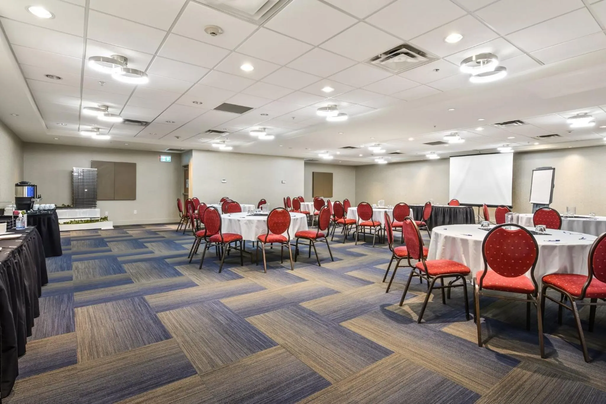 Meeting/conference room in Holiday Inn Express and Suites Surrey by IHG