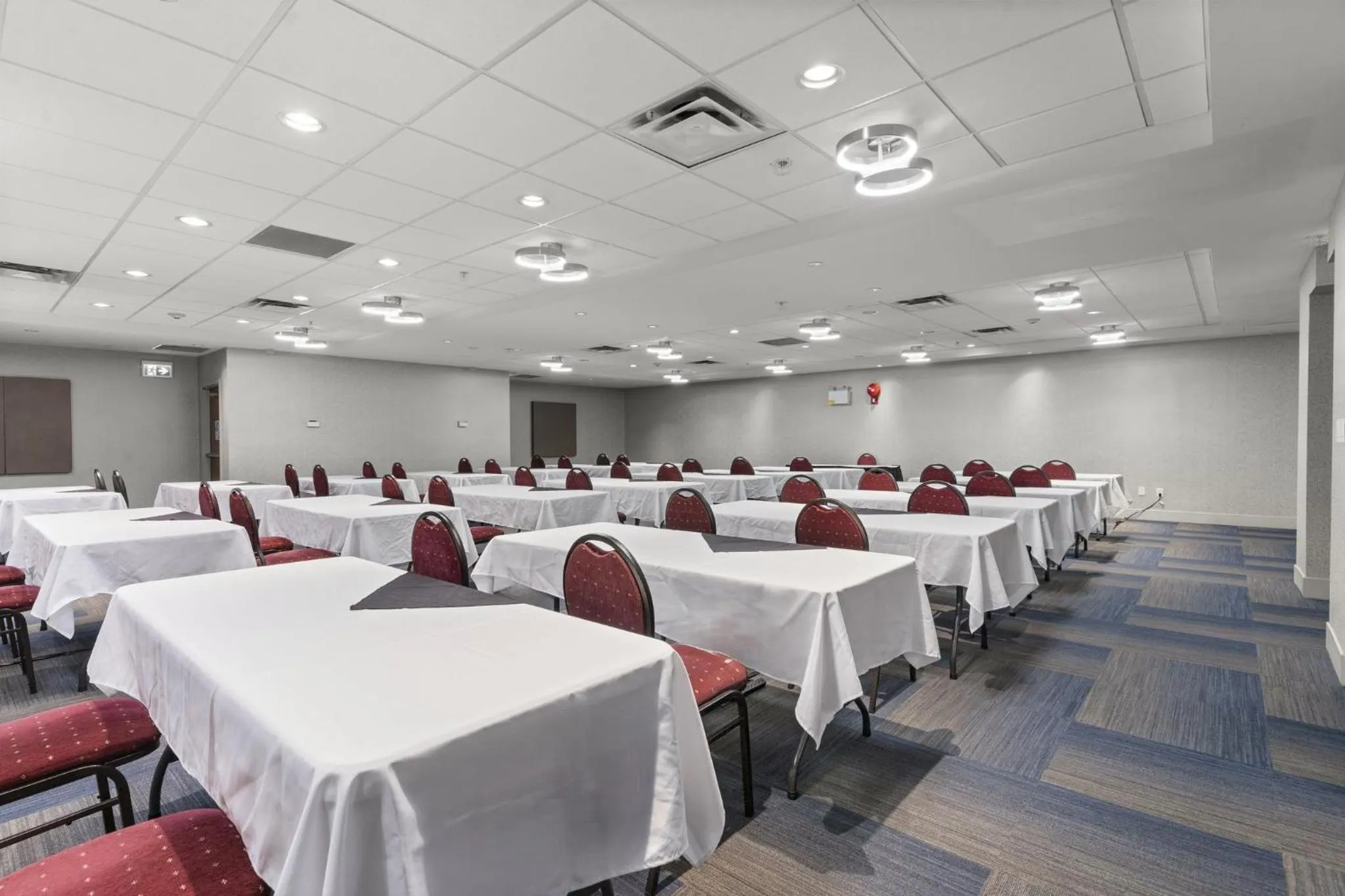 Meeting/conference room in Holiday Inn Express and Suites Surrey by IHG