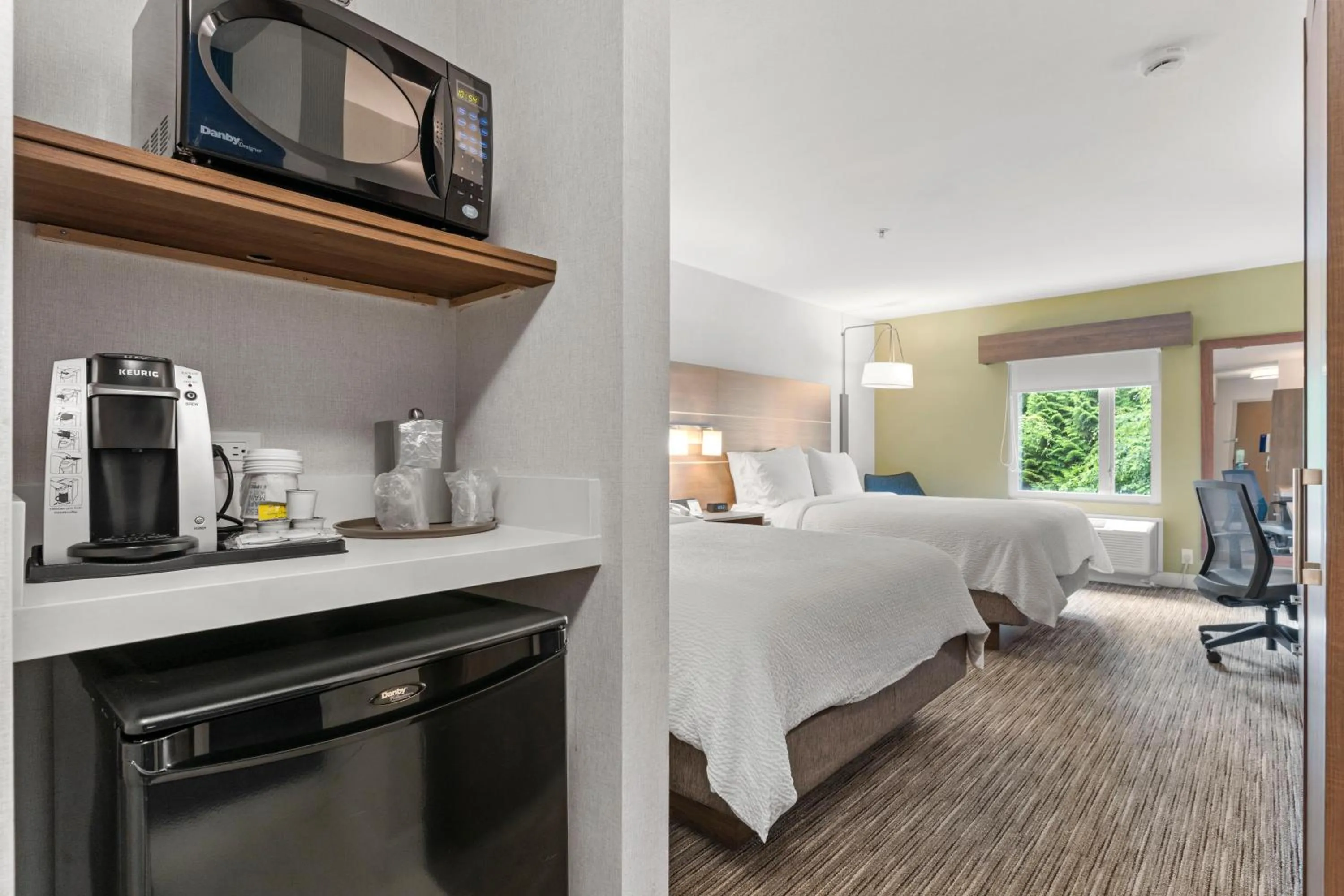 Bed in Holiday Inn Express and Suites Surrey by IHG