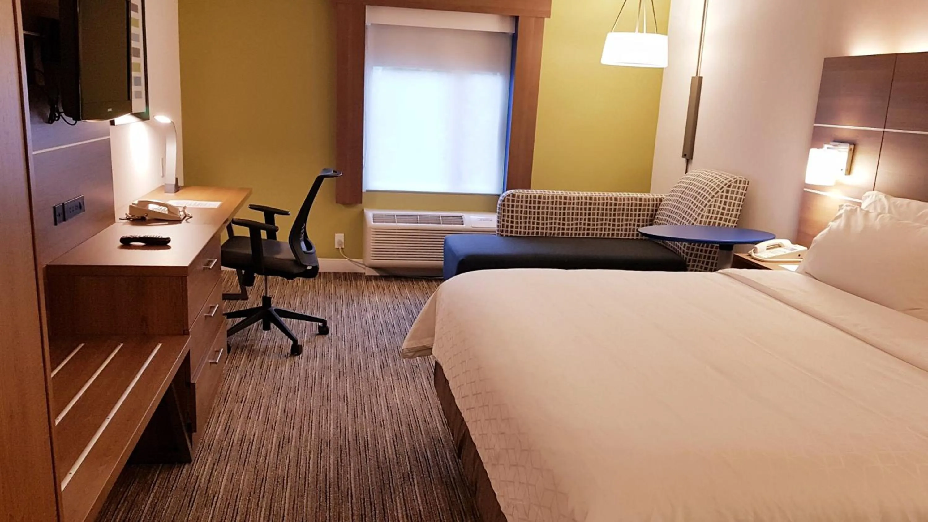 Photo of the whole room, Bed in Holiday Inn Express and Suites Surrey by IHG