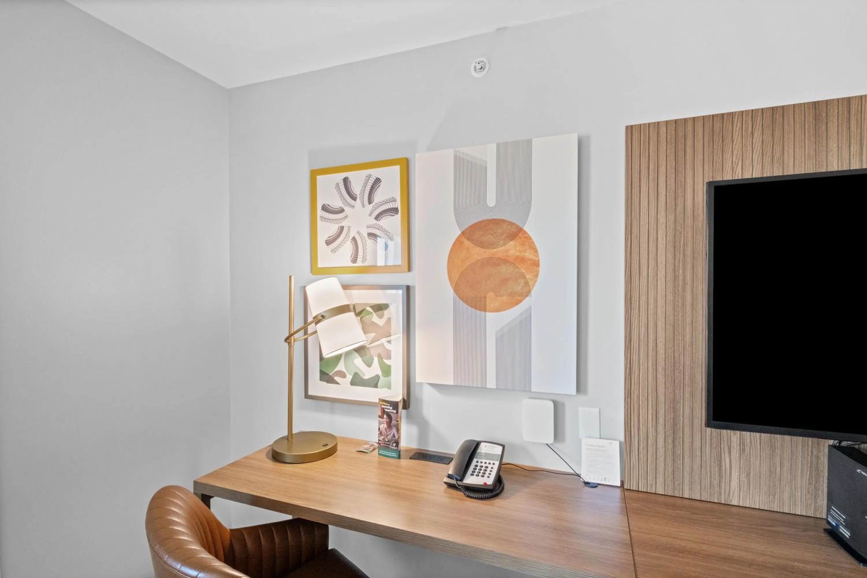 TV and multimedia in Holiday Inn Hotel & Suites Surrey East - Cloverdale by IHG