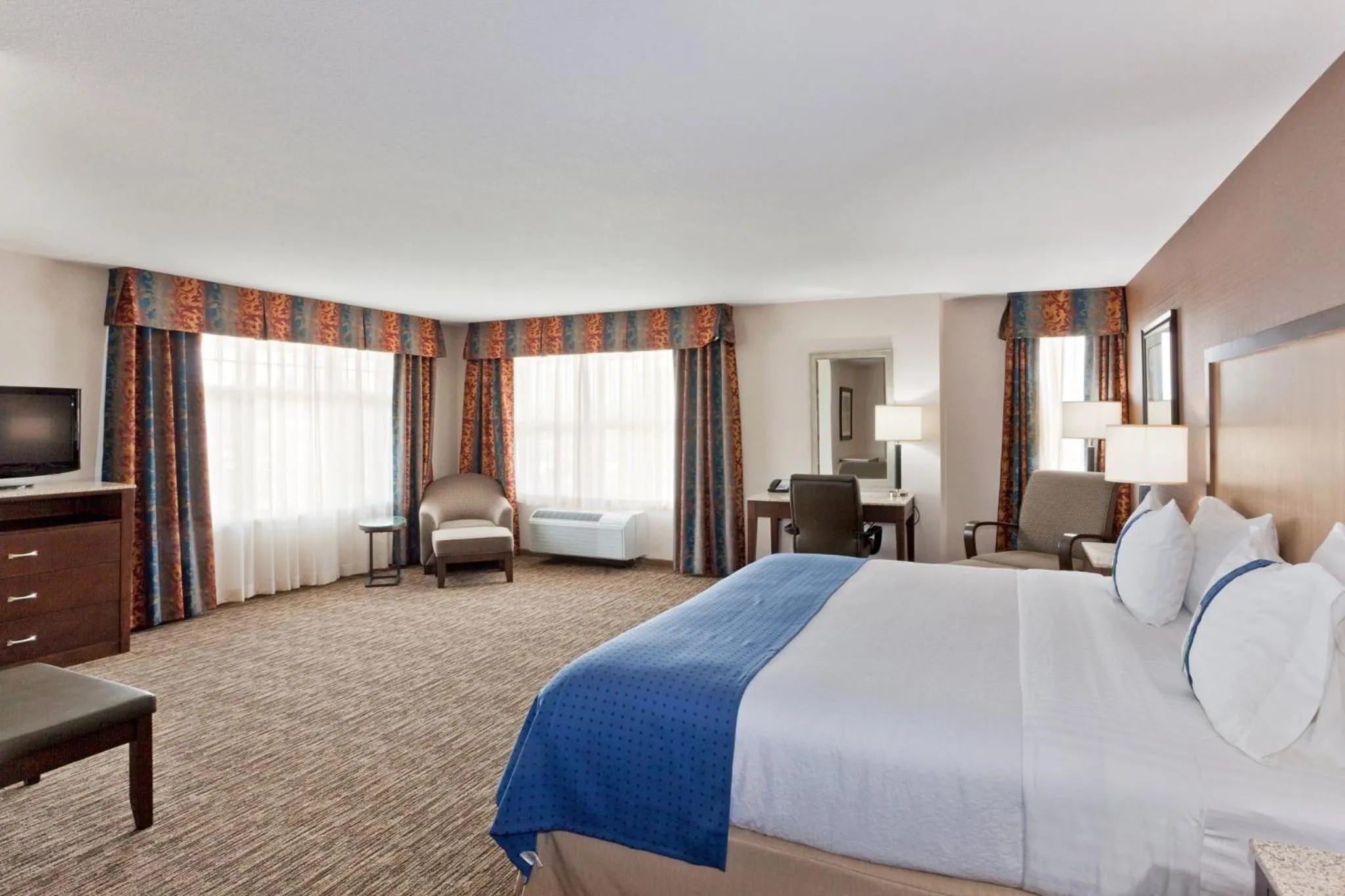 Photo of the whole room, Bed in Holiday Inn Hotel & Suites Surrey East - Cloverdale by IHG