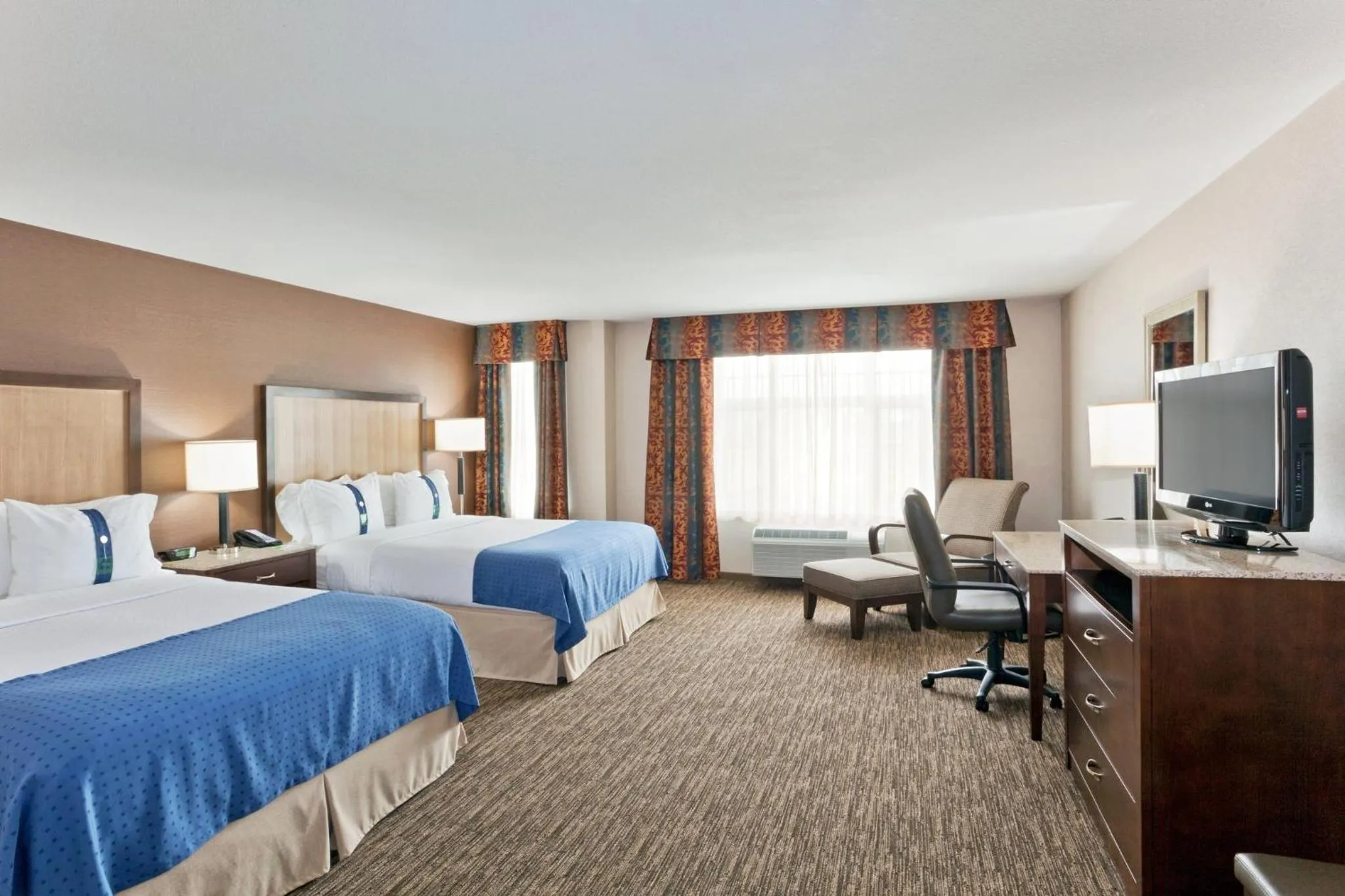 Photo of the whole room, Bed in Holiday Inn Hotel & Suites Surrey East - Cloverdale by IHG
