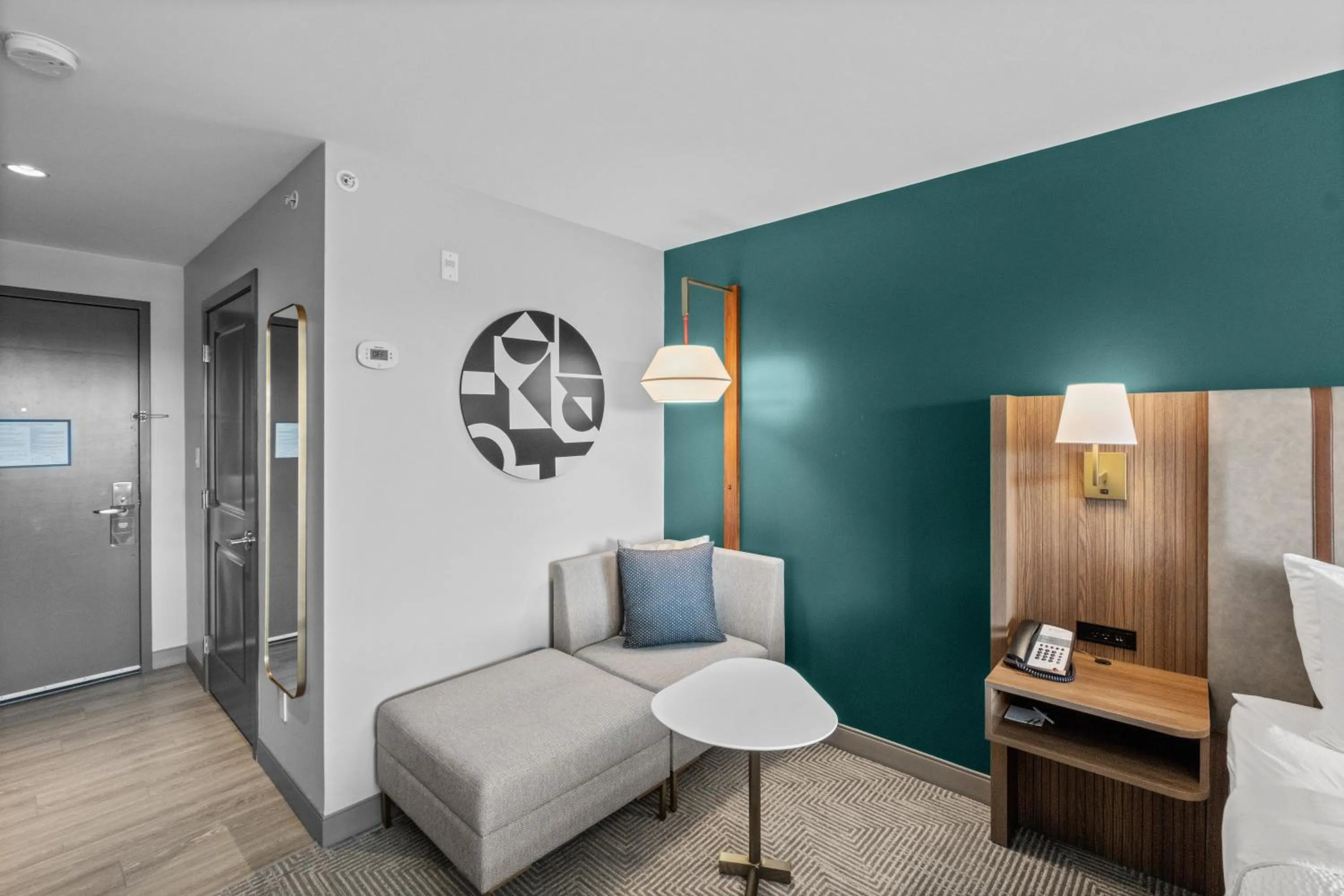 Seating area, Bed in Holiday Inn Hotel & Suites Surrey East - Cloverdale by IHG