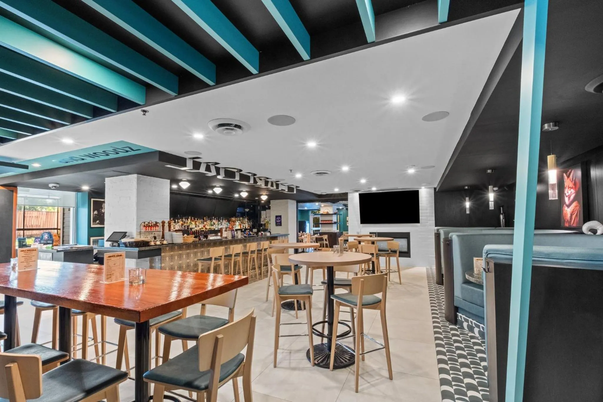 Lounge or bar in Holiday Inn Hotel & Suites Surrey East - Cloverdale by IHG