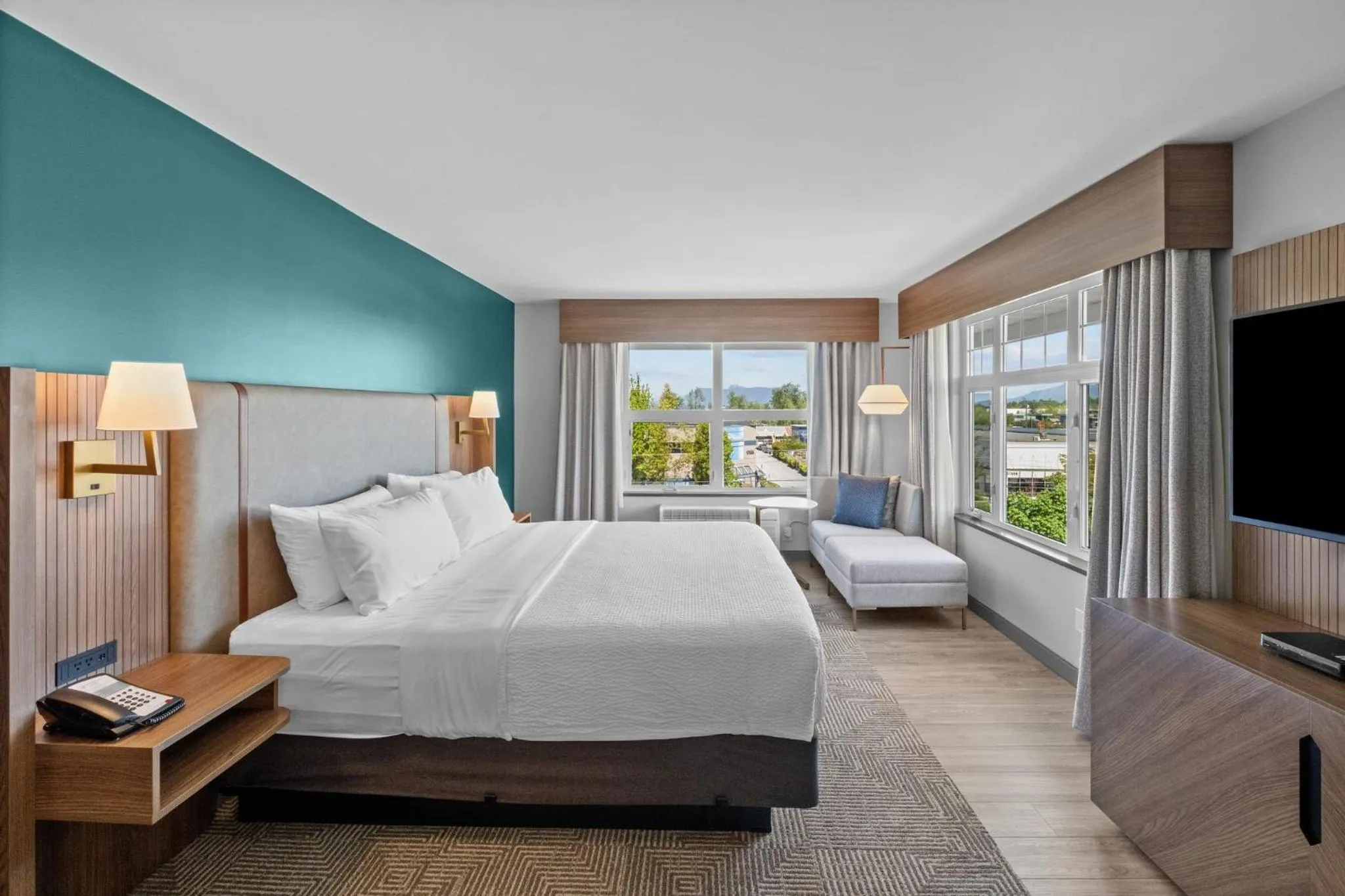 Photo of the whole room, Bed in Holiday Inn Hotel & Suites Surrey East - Cloverdale by IHG