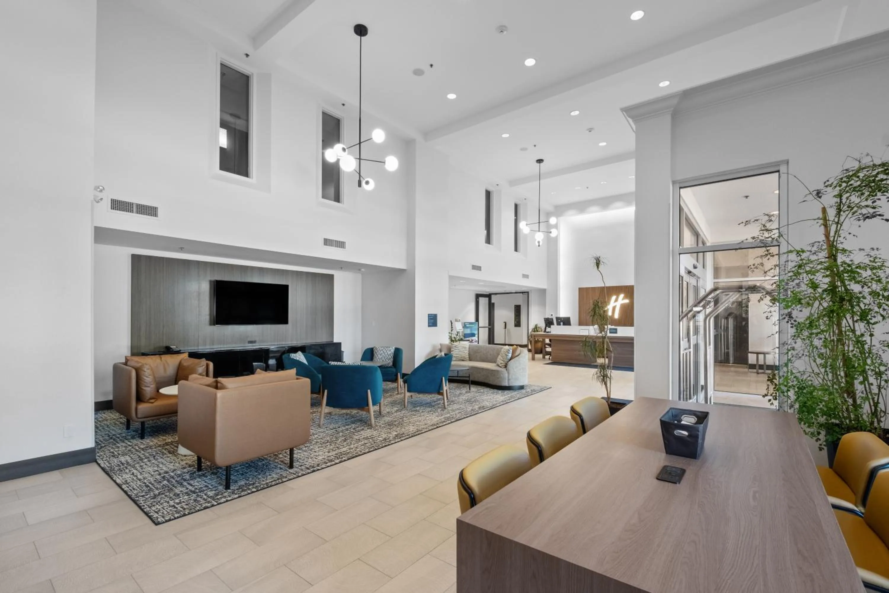 Lobby or reception in Holiday Inn Hotel & Suites Surrey East - Cloverdale by IHG