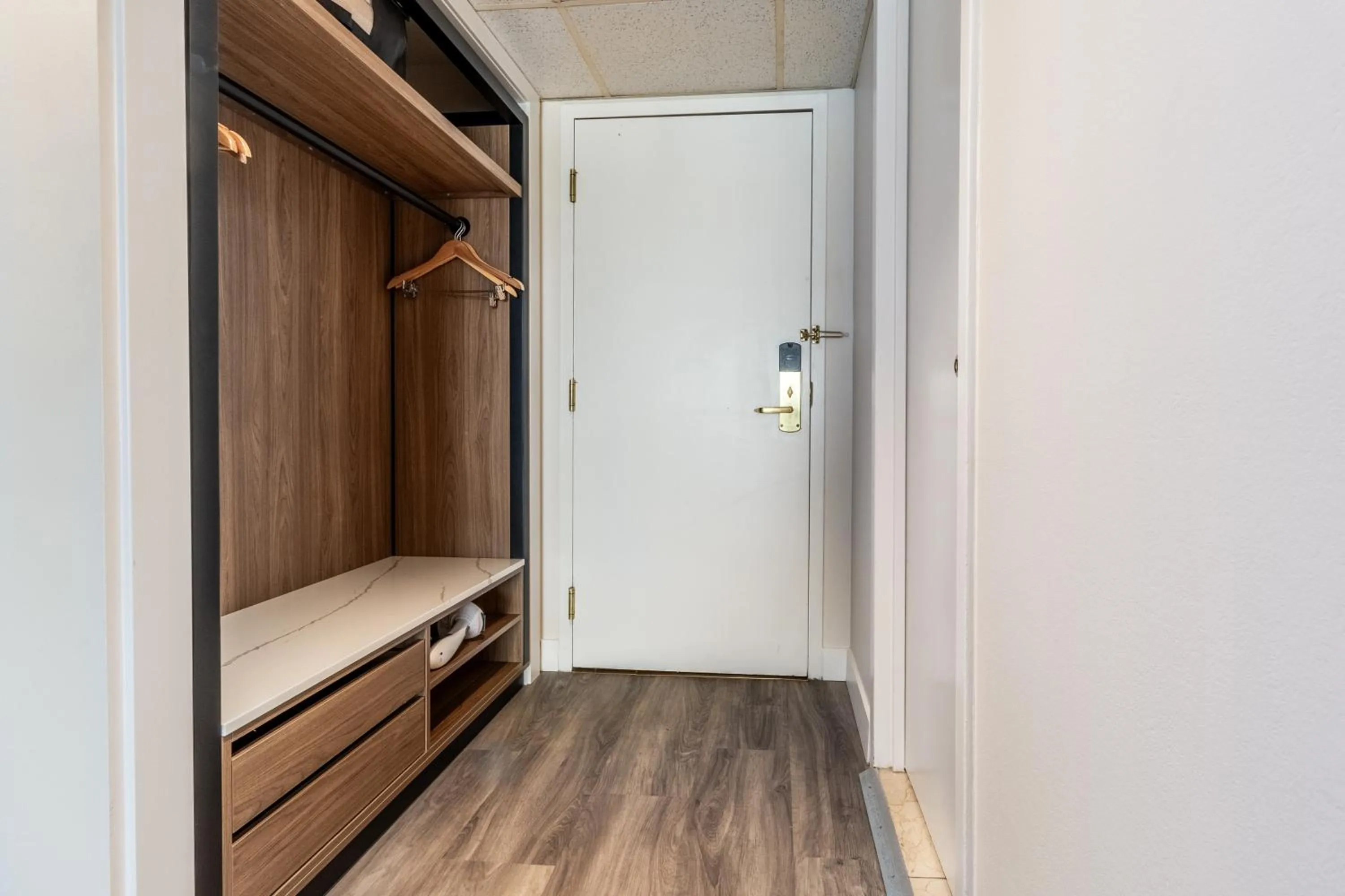 wardrobe, Bed in Atrium Hotel Vancouver