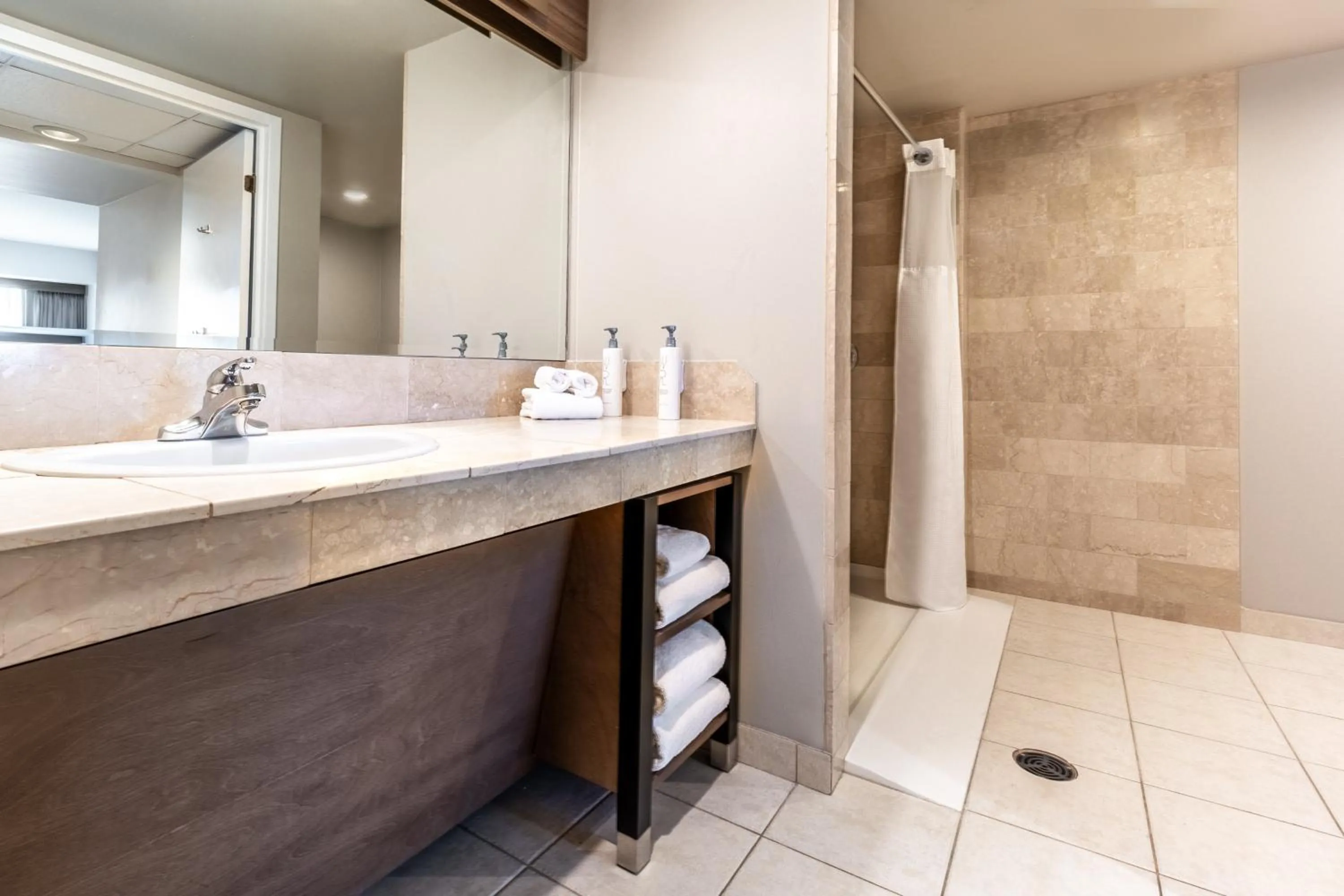 Shower in Atrium Hotel Vancouver