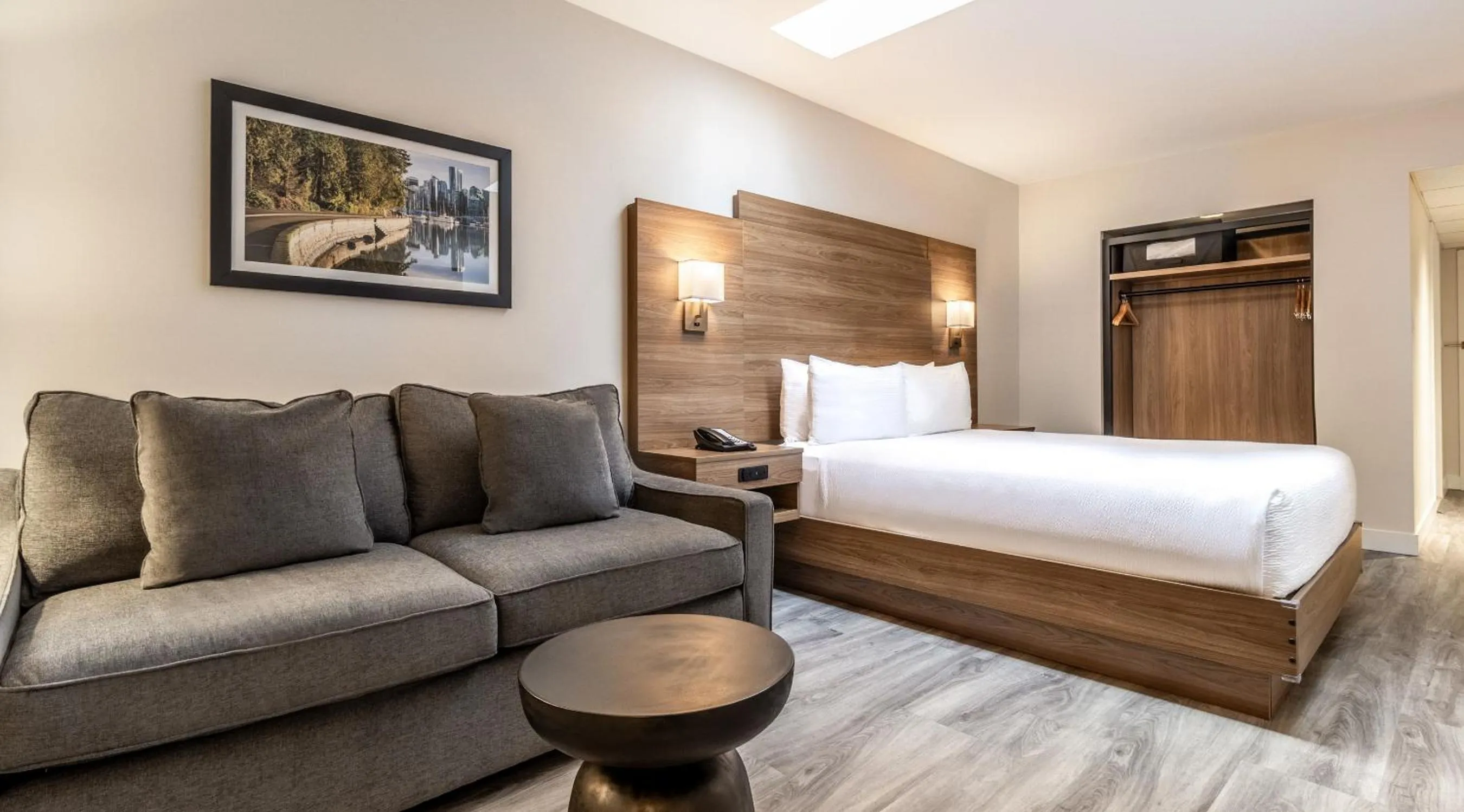 Bedroom, Bed in Atrium Hotel Vancouver