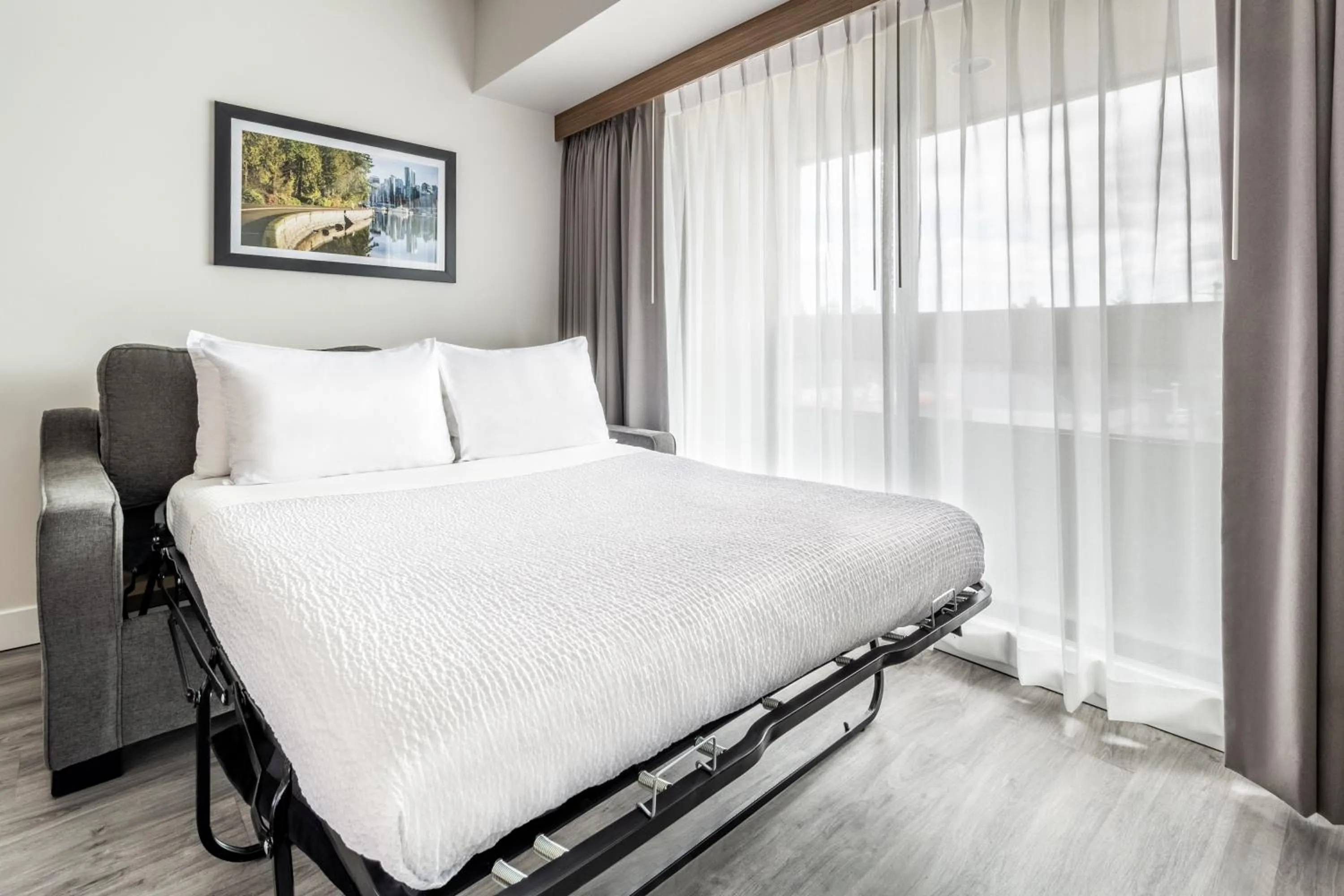 Bedroom, Bed in Atrium Hotel Vancouver