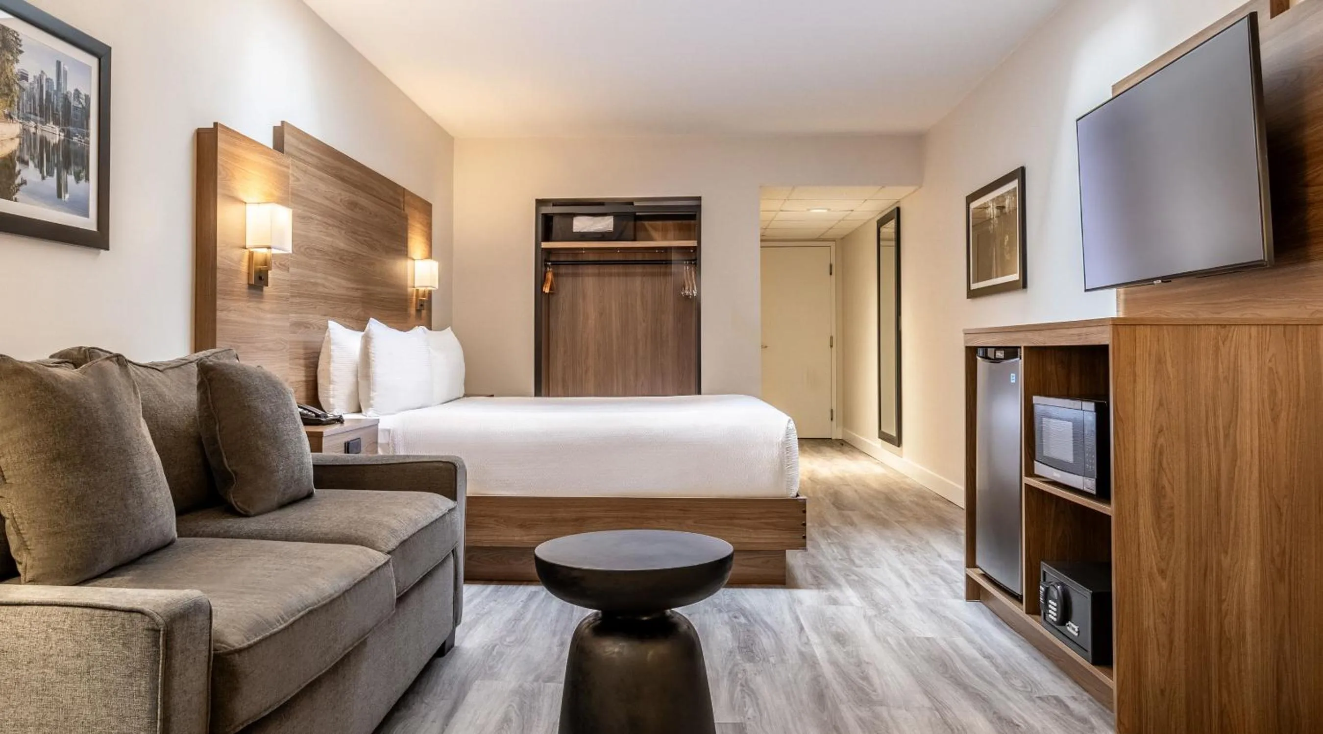 Bedroom, Bed in Atrium Hotel Vancouver