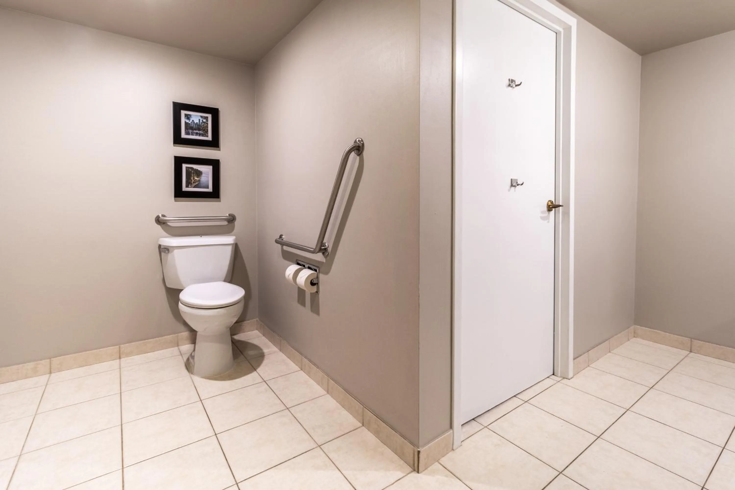 Toilet in Atrium Hotel Vancouver