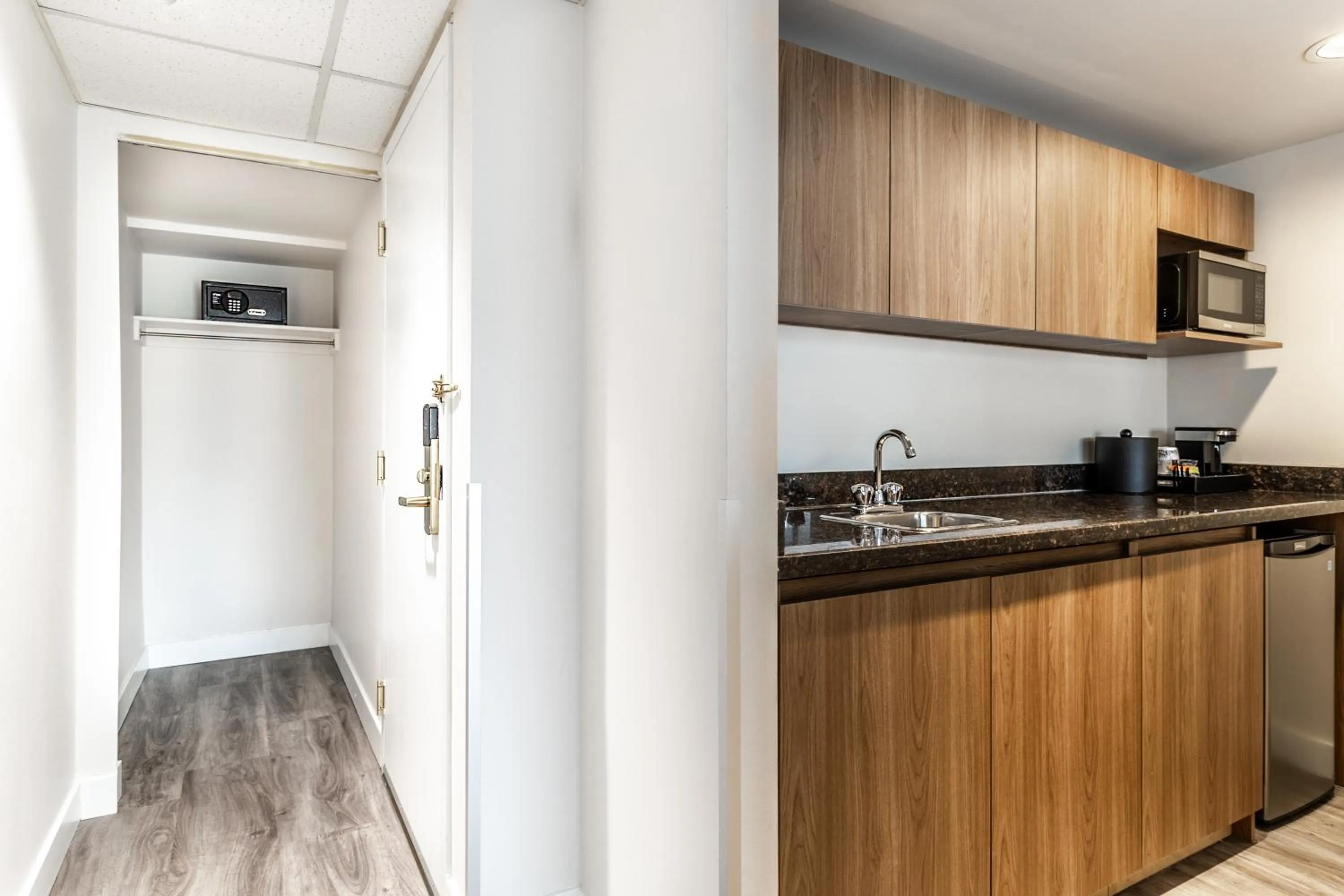 kitchen in Atrium Hotel Vancouver