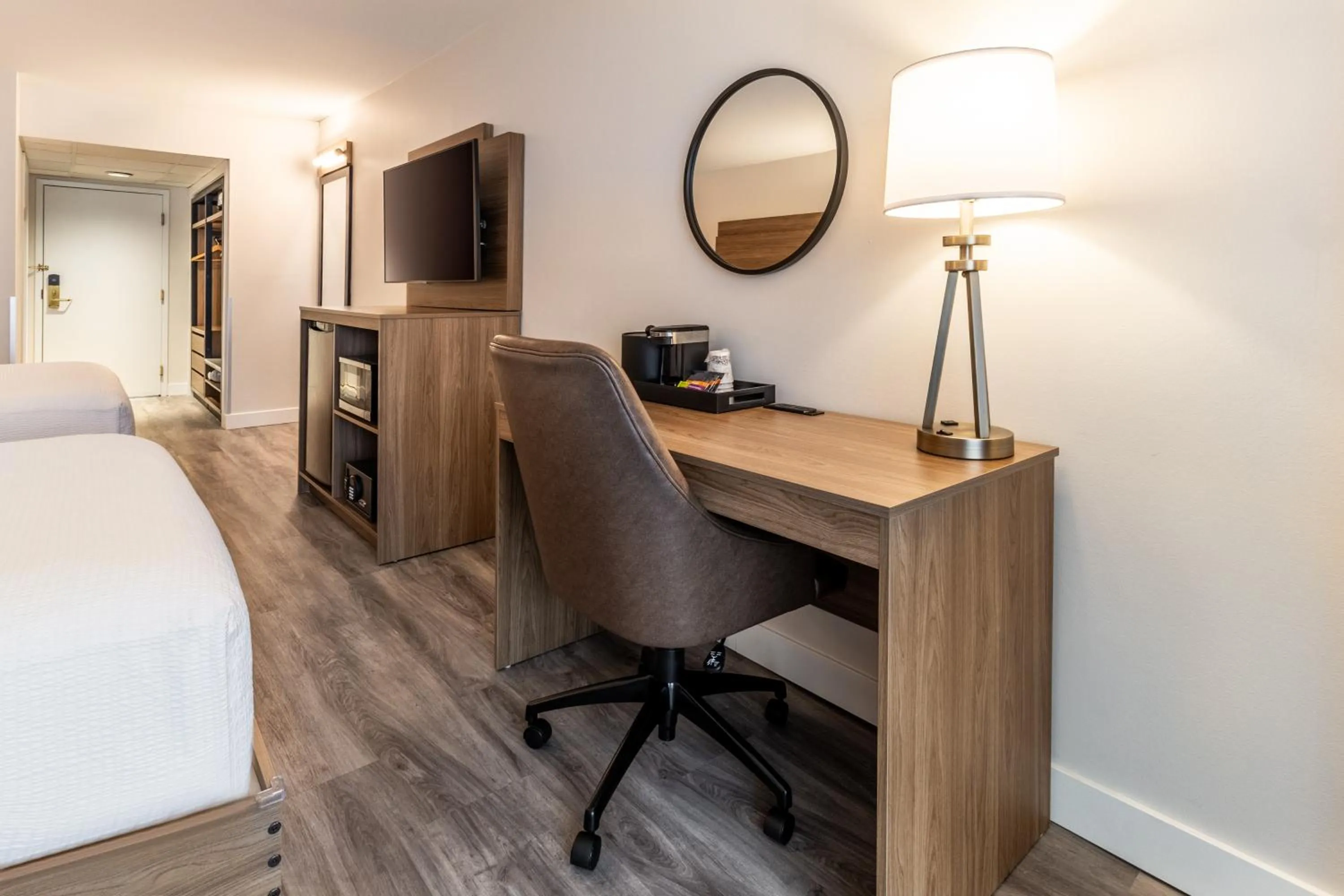 Bedroom, Bed in Atrium Hotel Vancouver