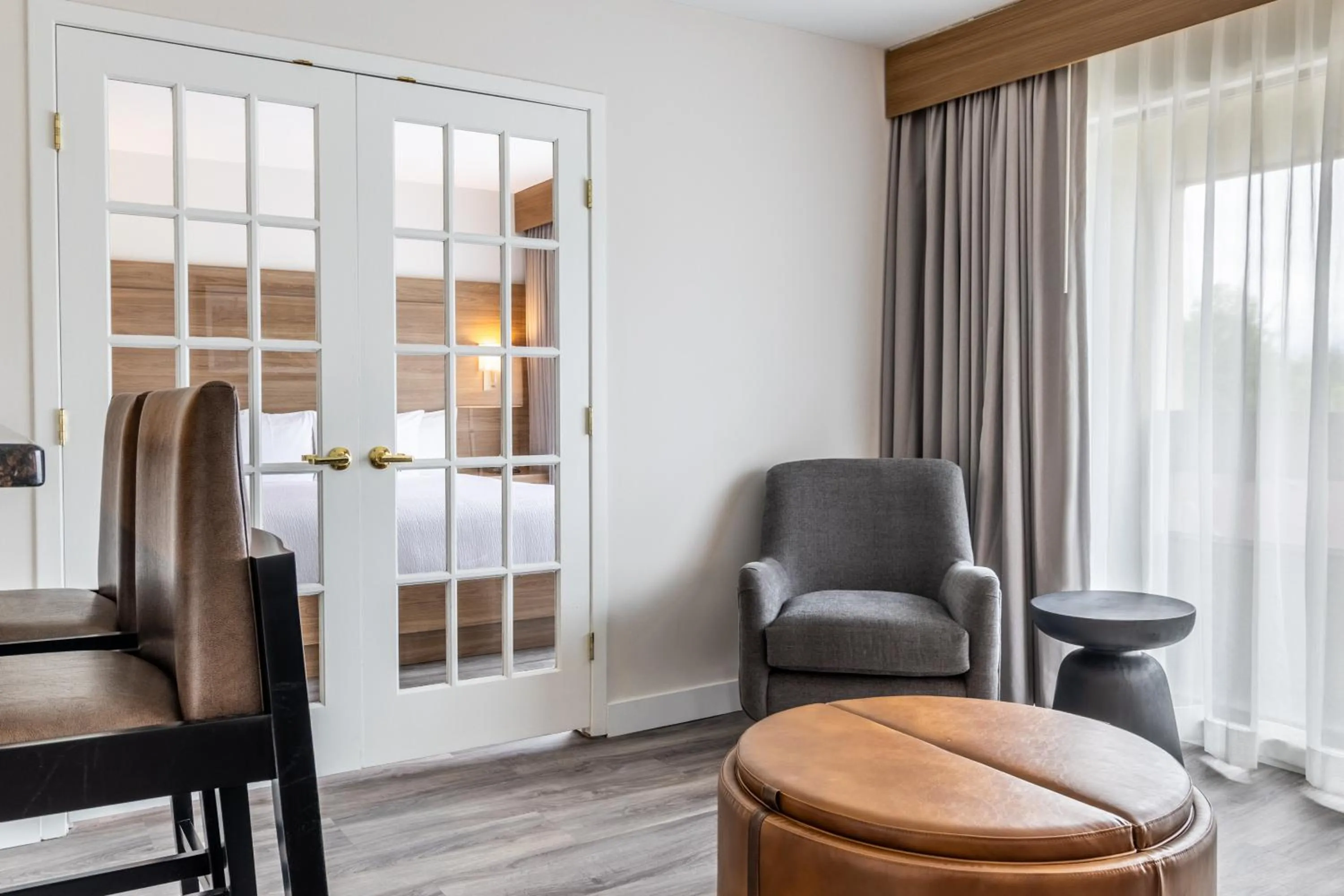 Seating area, Bed in Atrium Hotel Vancouver