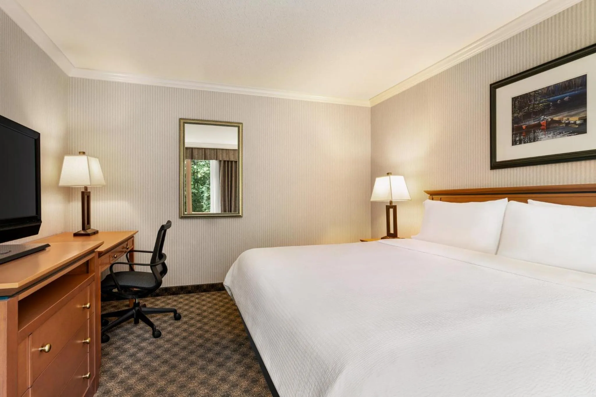 Photo of the whole room, Bed in Holiday Inn & Suites North Vancouver by IHG