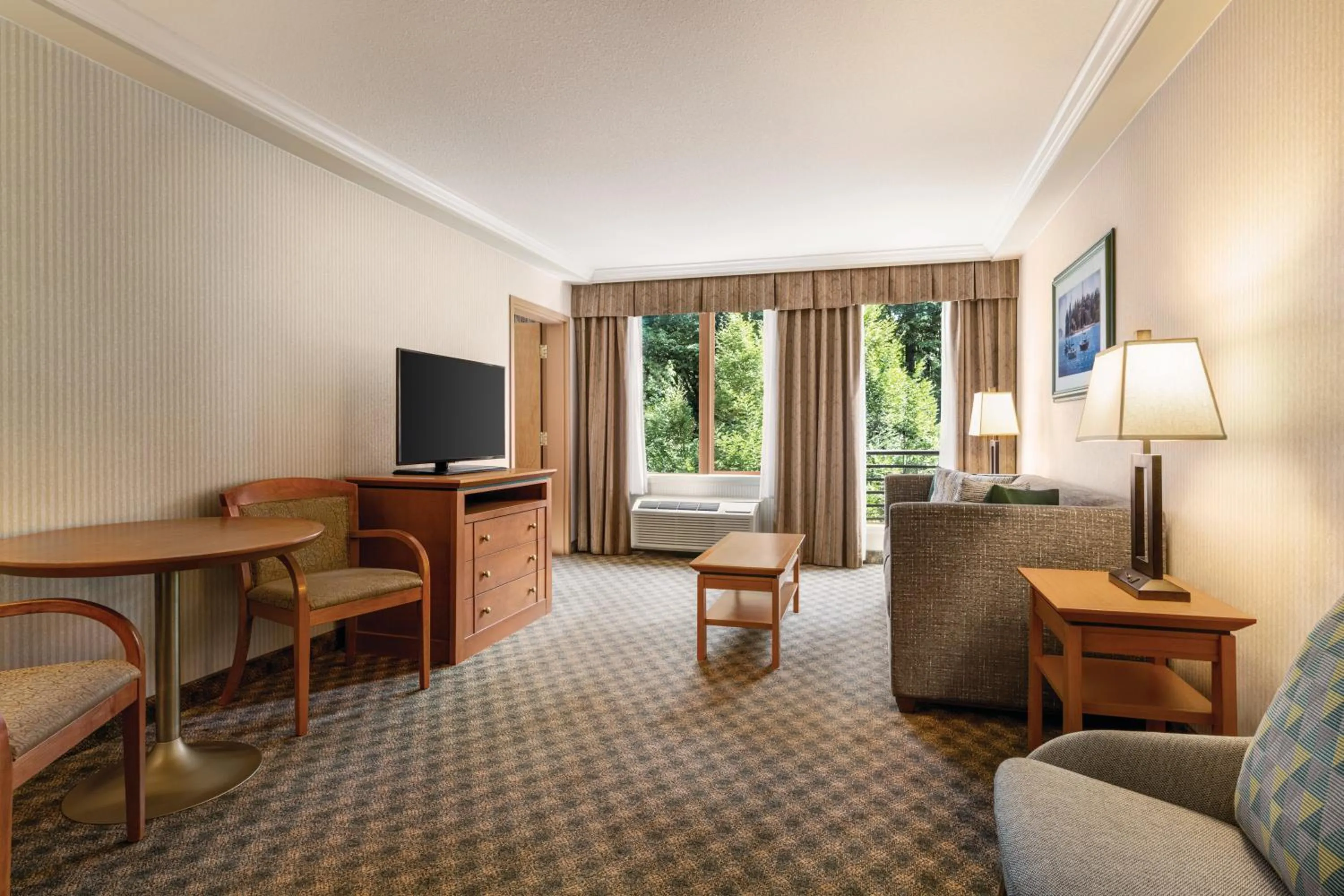 Communal lounge/ TV room in Holiday Inn & Suites North Vancouver by IHG