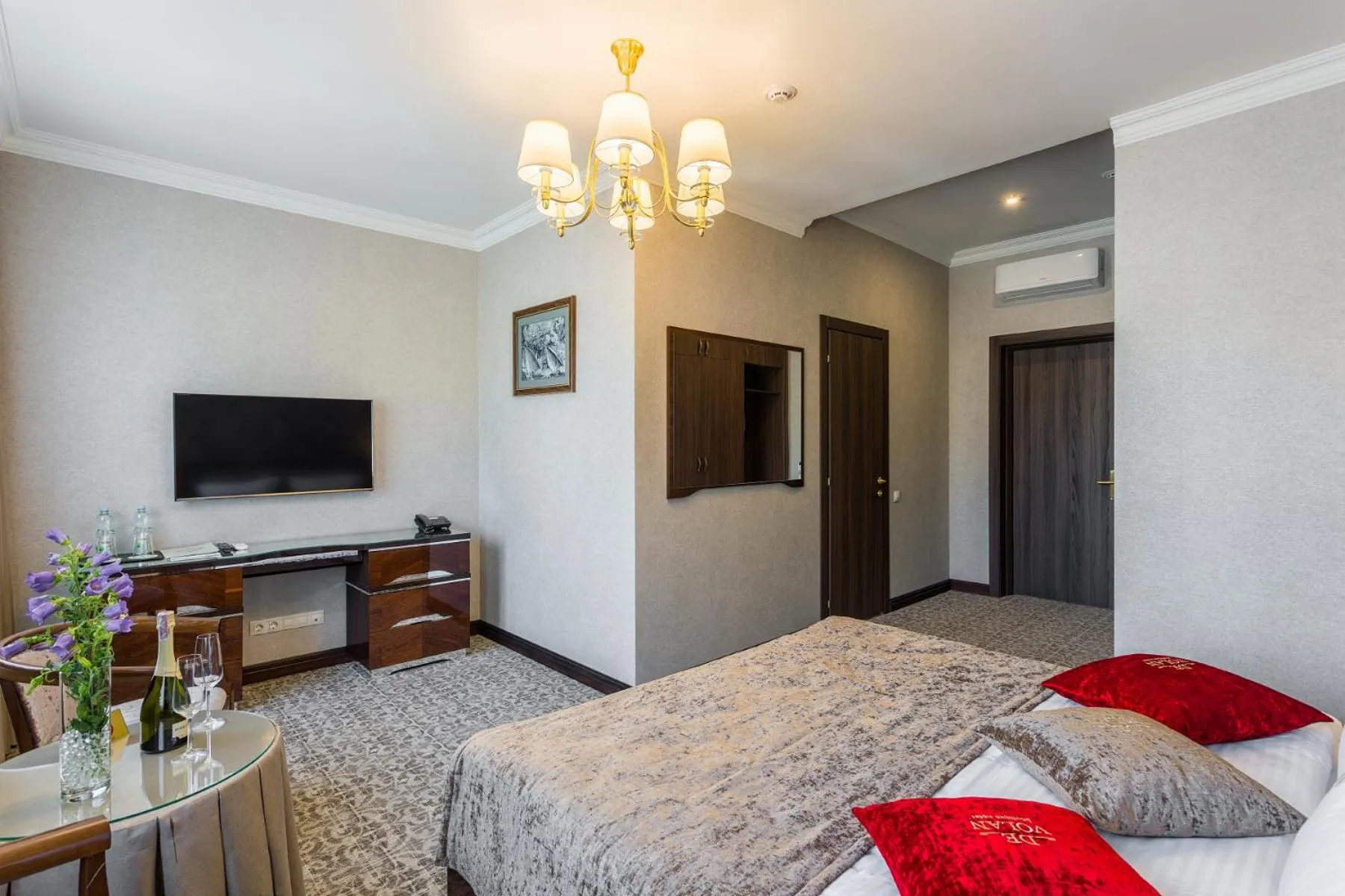 TV and multimedia, Bed in De Volan Boutique Hotel