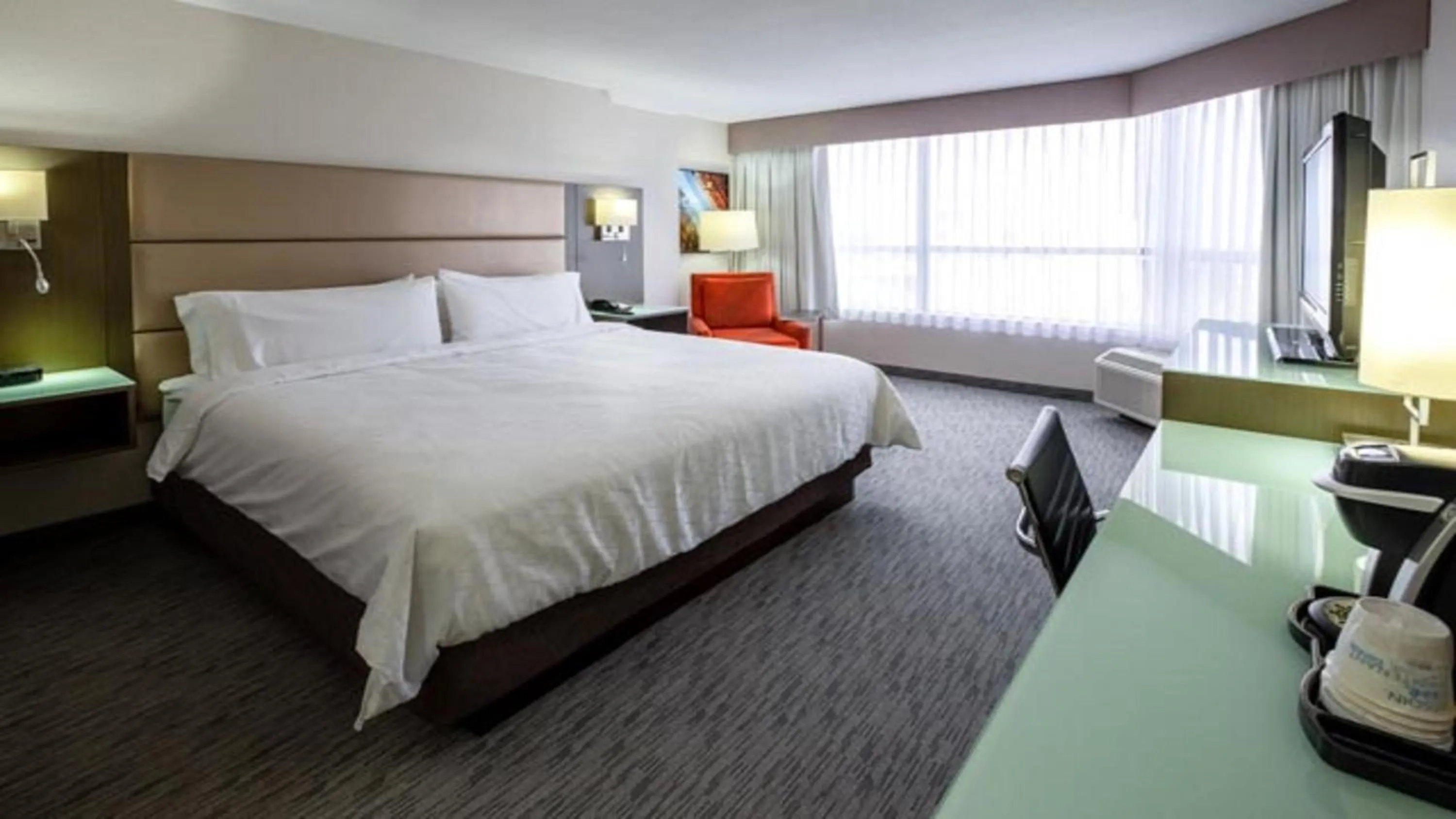 Photo of the whole room, Bed in Holiday Inn Express Vancouver-Metrotown (Burnaby)