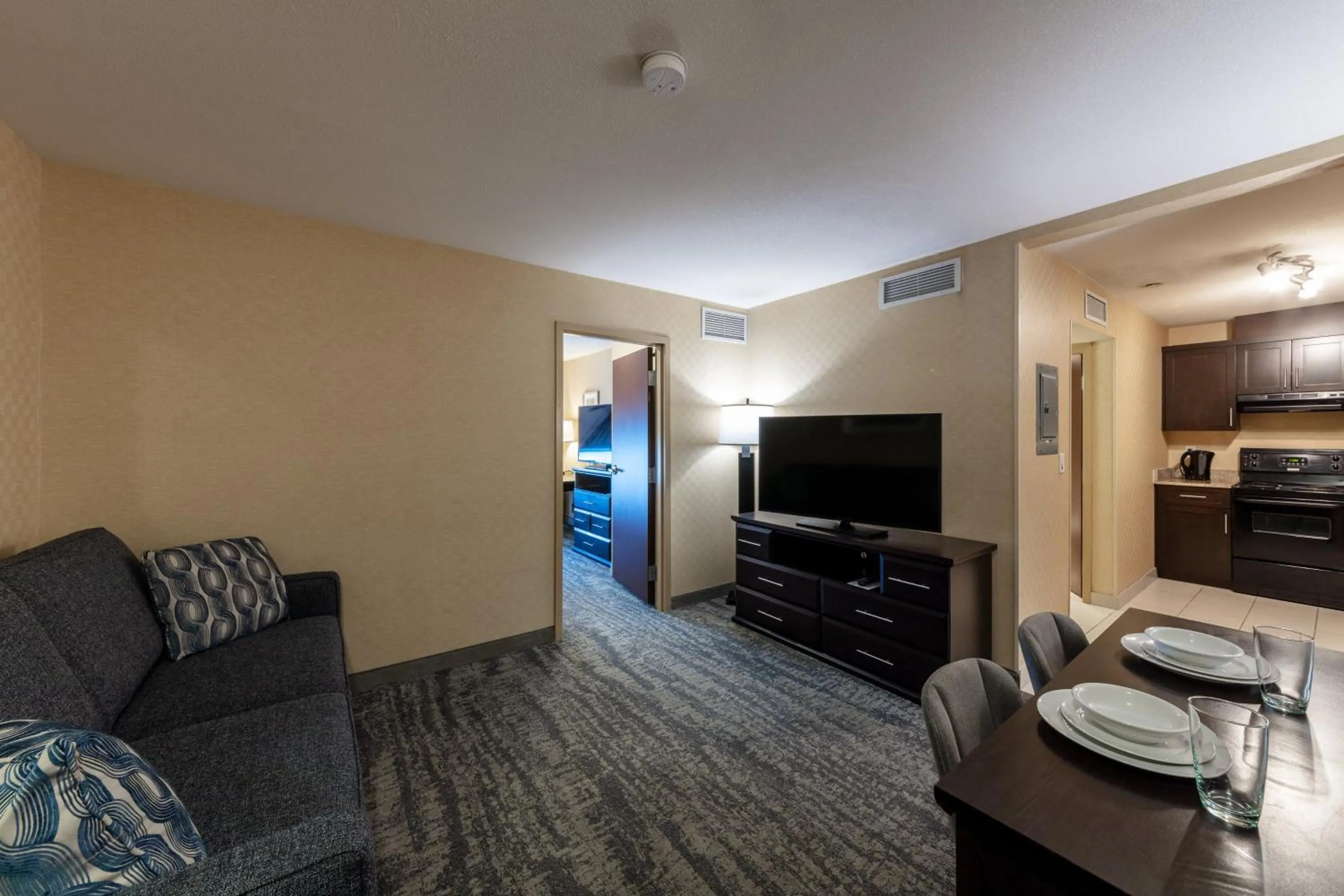 Bedroom in Holiday Inn Express & Suites Riverport Richmond by IHG