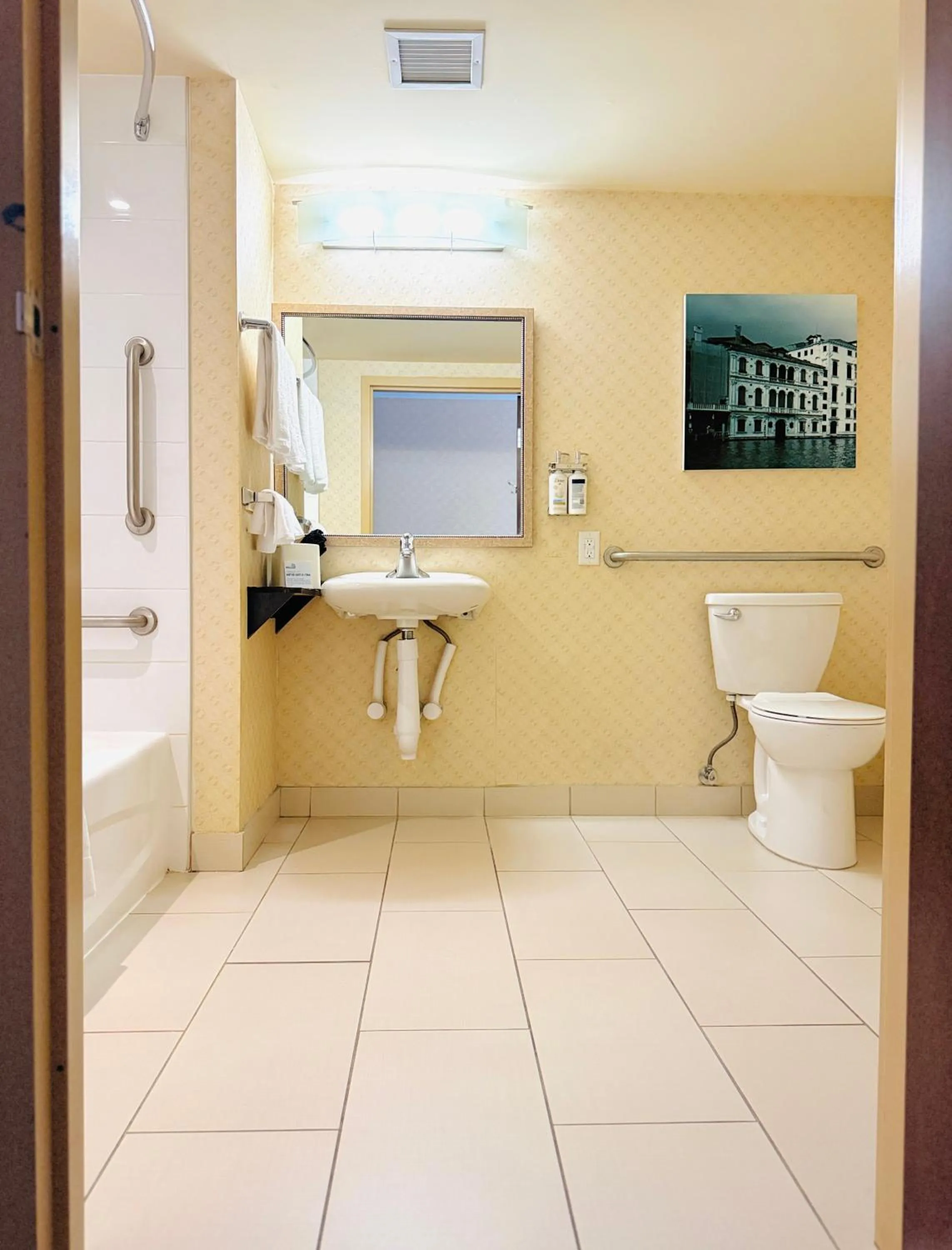Bathroom in Holiday Inn Express & Suites Riverport Richmond by IHG