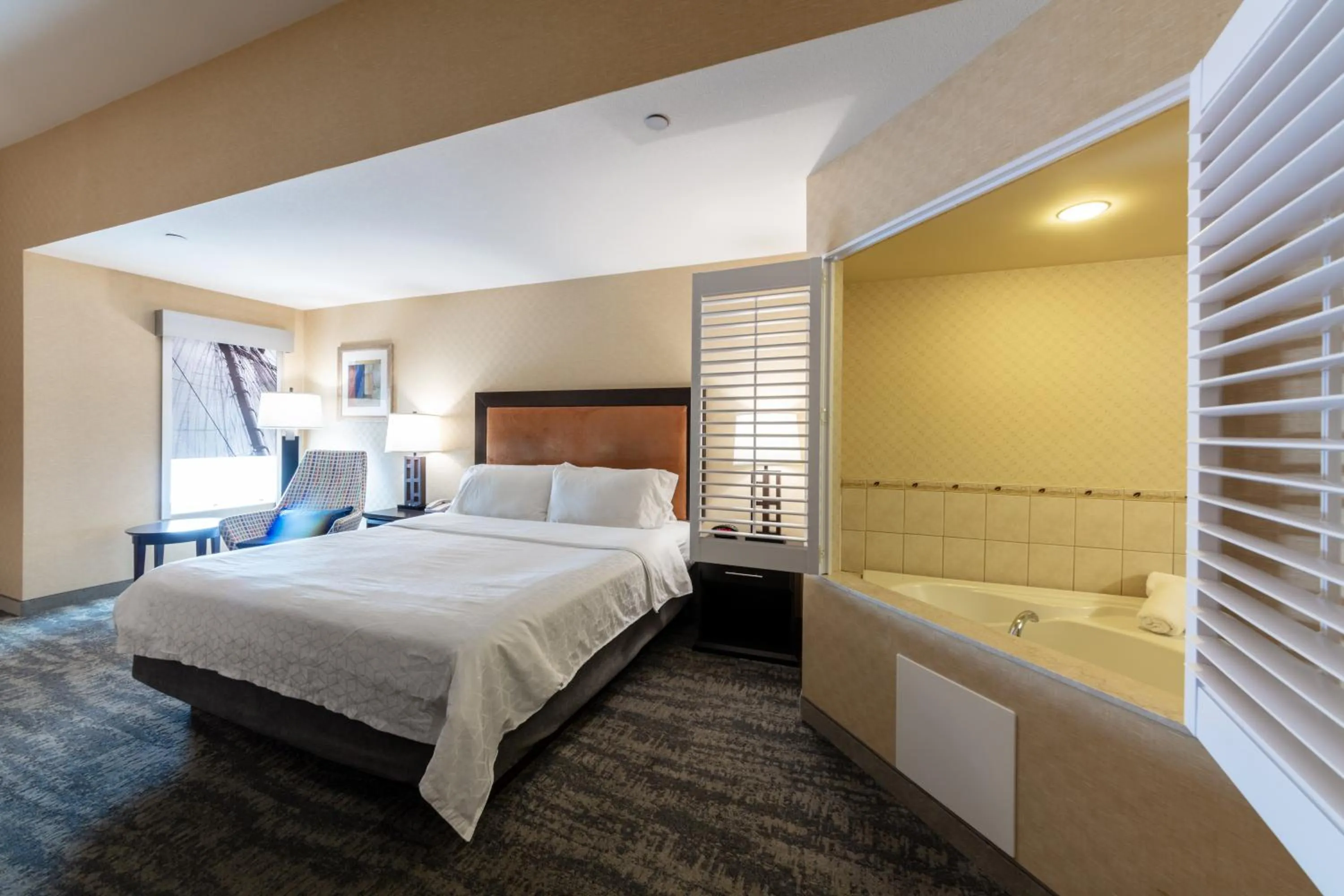 Bed in Holiday Inn Express & Suites Riverport Richmond by IHG