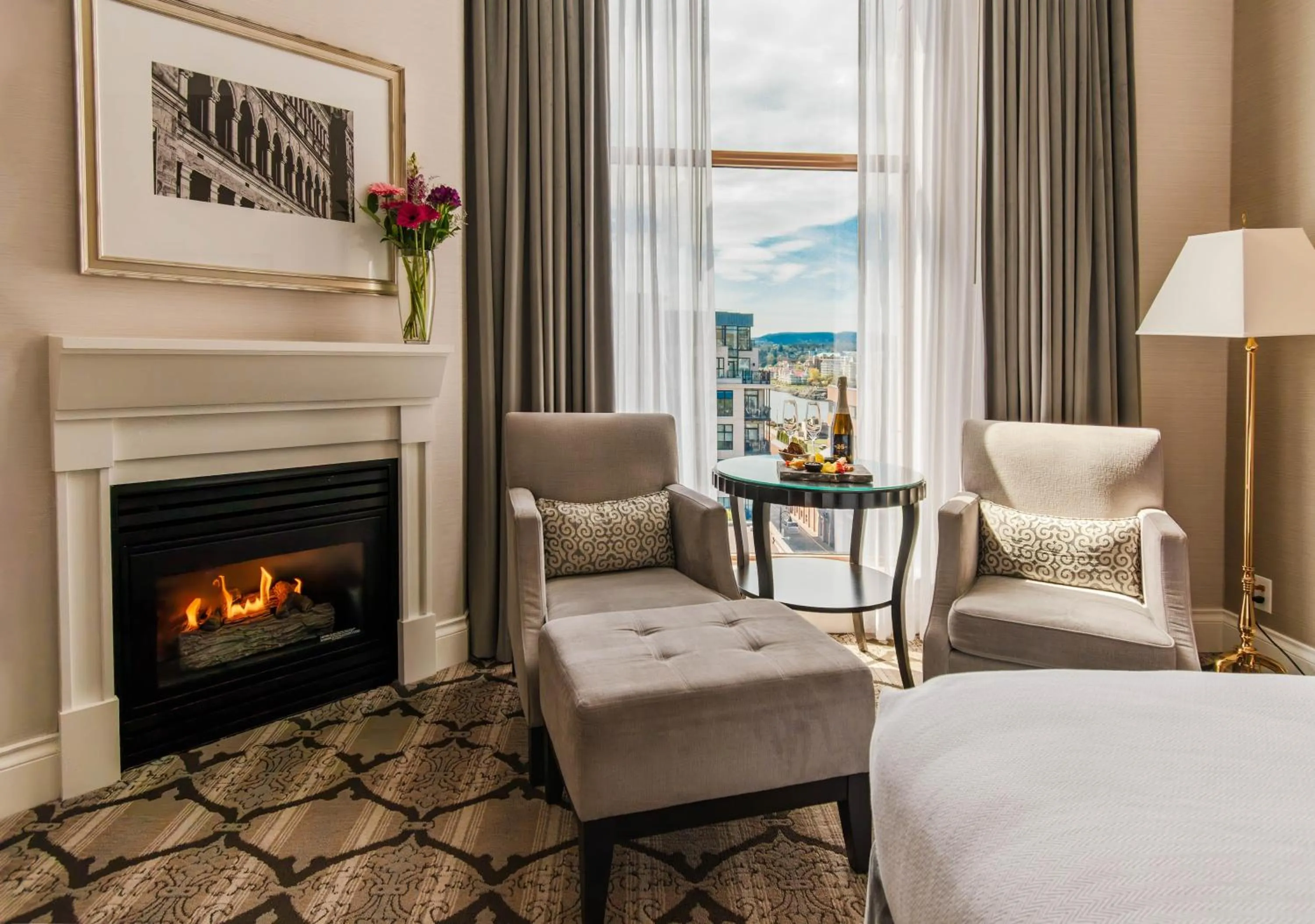 Seating area, Bed in The Magnolia Hotel & Spa