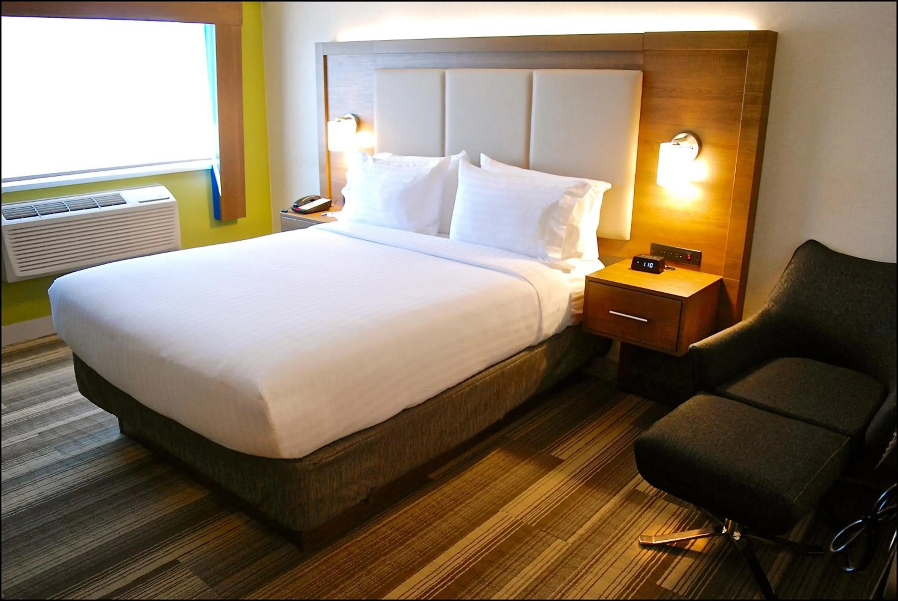 Photo of the whole room, Bed in Holiday Inn Express Vancouver Airport-Richmond by IHG