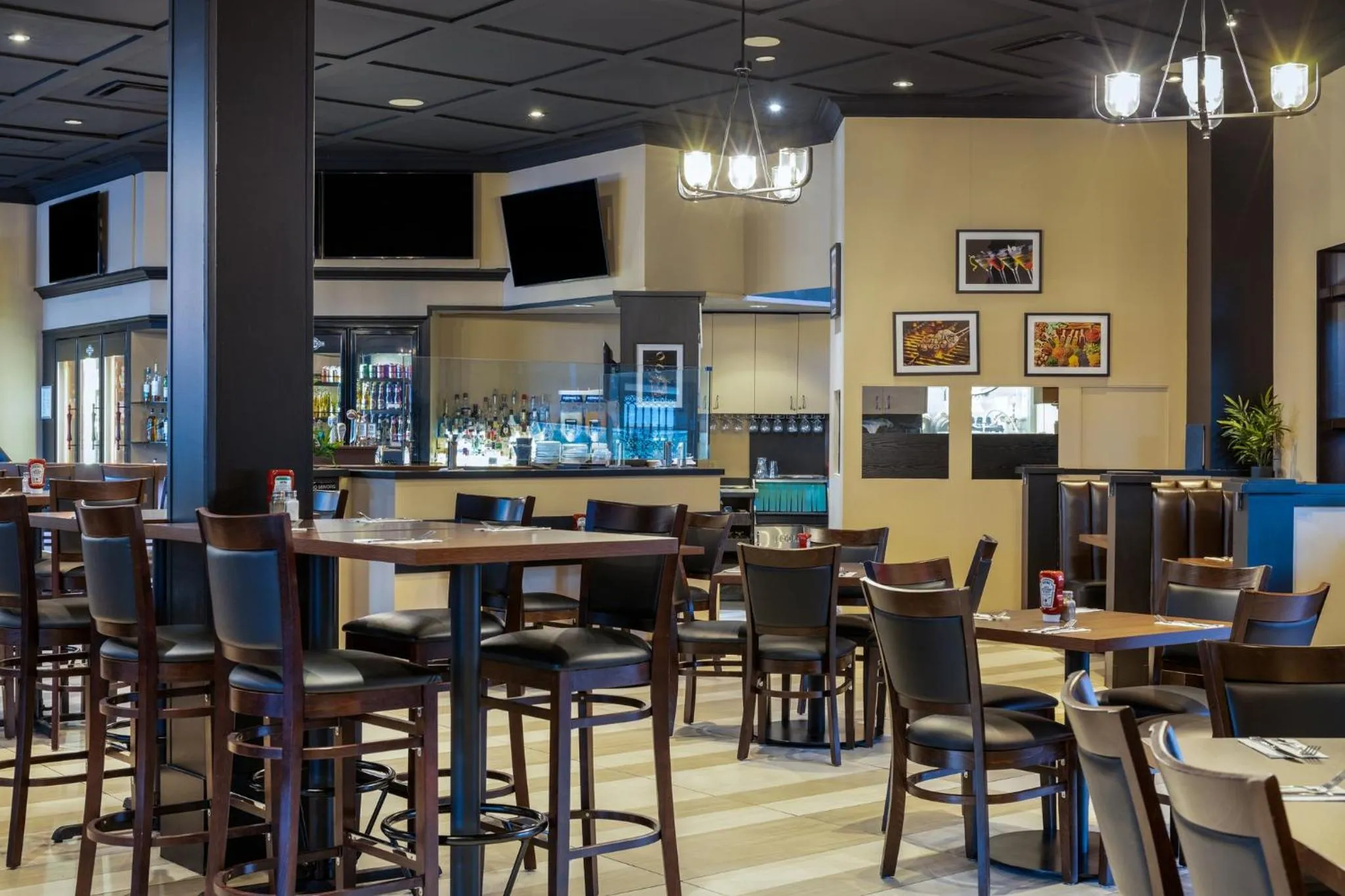 Lounge or bar in Holiday Inn Vancouver Airport Richmond by IHG
