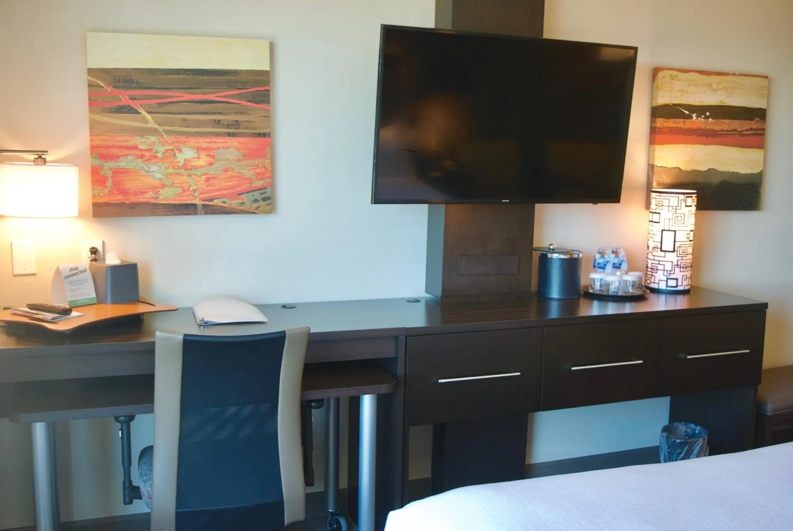 Photo of the whole room, Bed in Holiday Inn Vancouver Airport Richmond by IHG