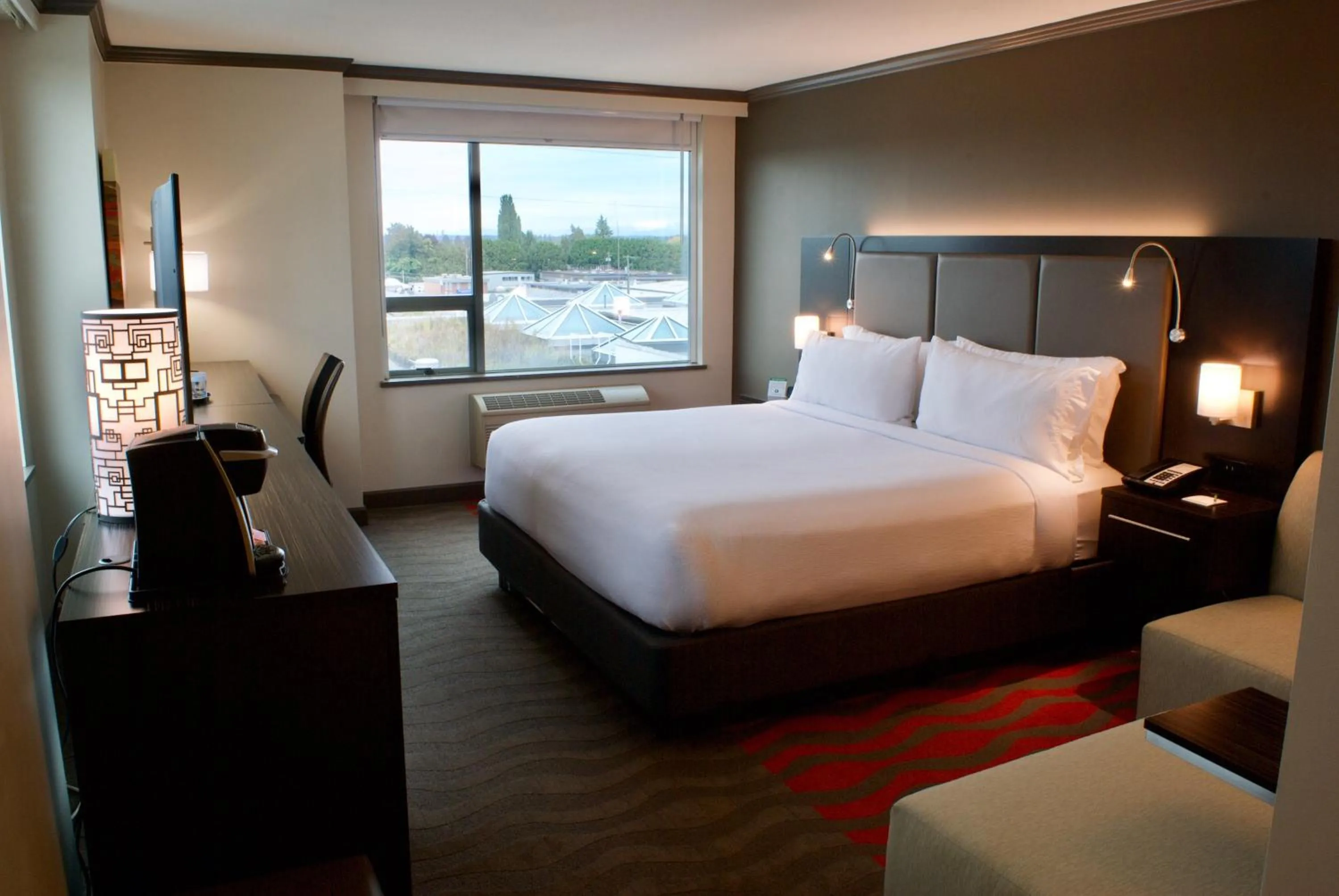 Photo of the whole room, Bed in Holiday Inn Vancouver Airport Richmond by IHG