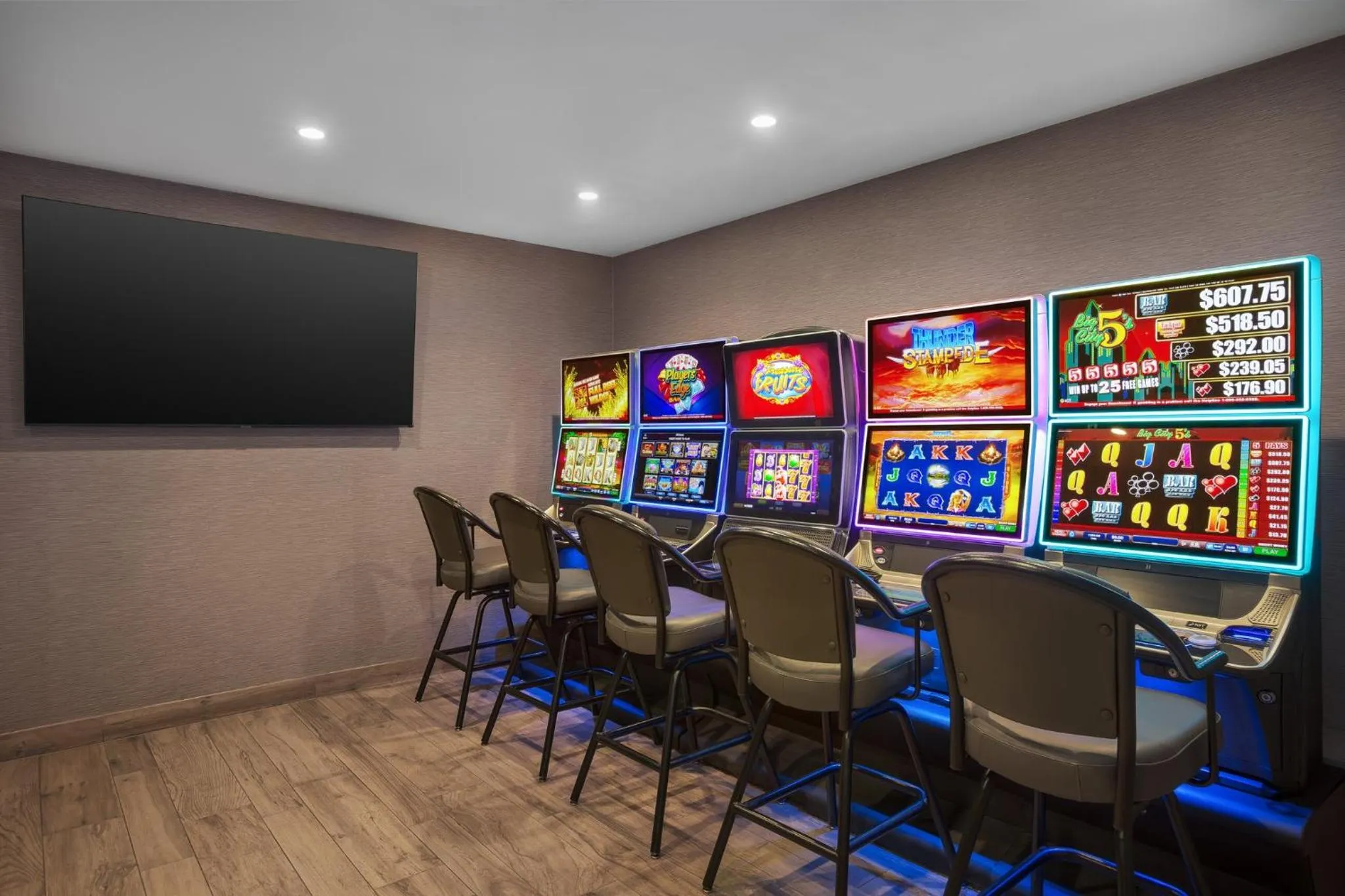 Lounge or bar in Holiday Inn Calgary Airport by IHG