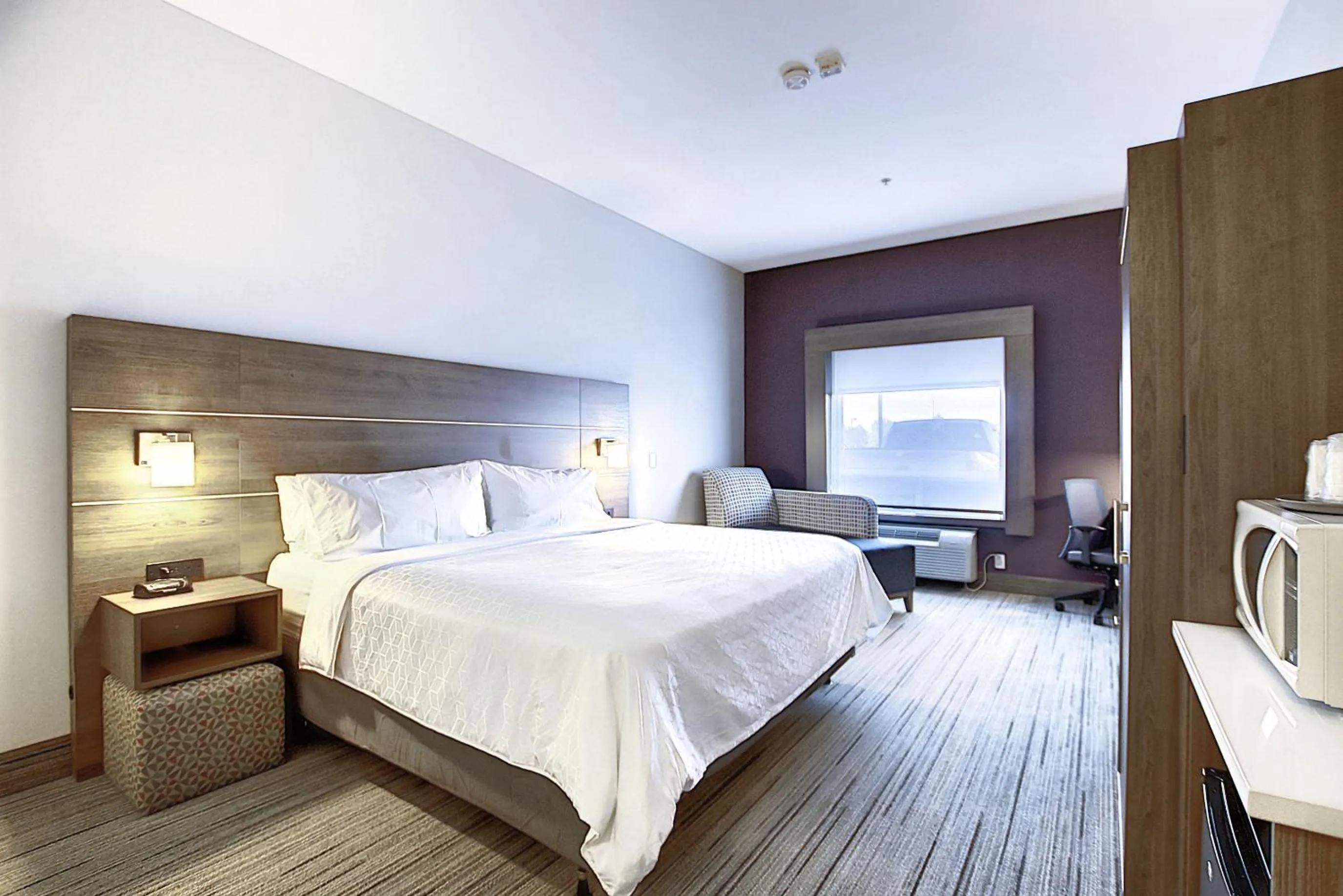 Bed in Holiday Inn Express Airport Calgary by IHG