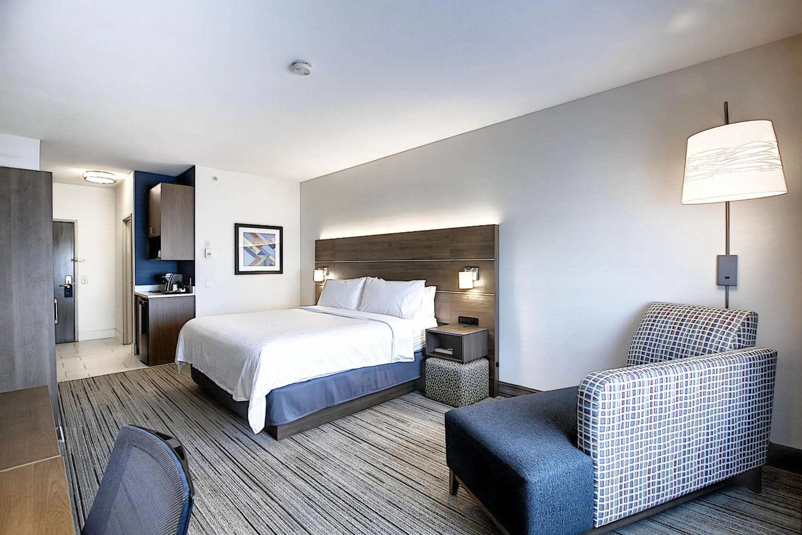 Photo of the whole room, Bed in Holiday Inn Express Airport Calgary by IHG