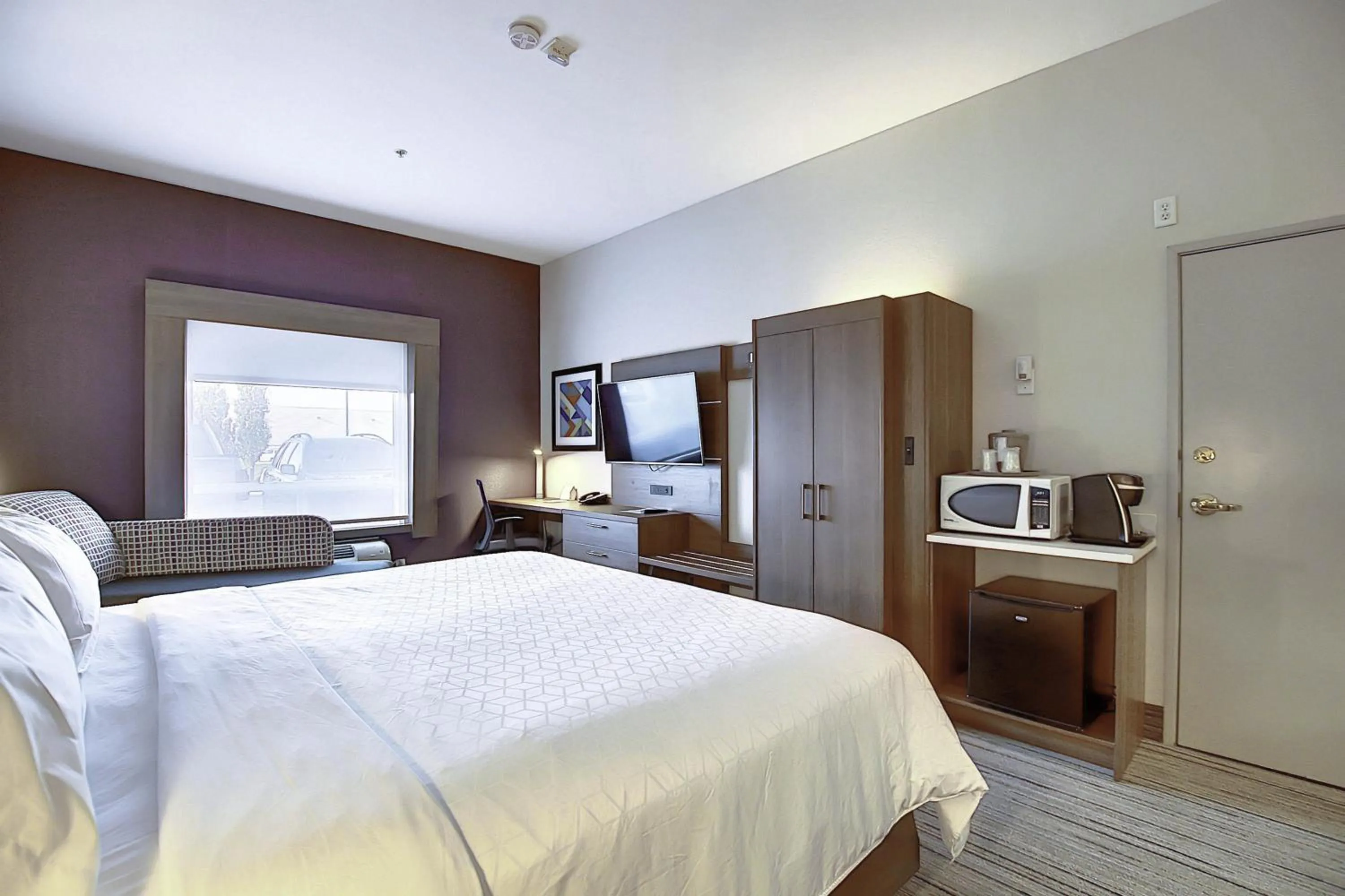 Photo of the whole room, Bed in Holiday Inn Express Airport Calgary by IHG