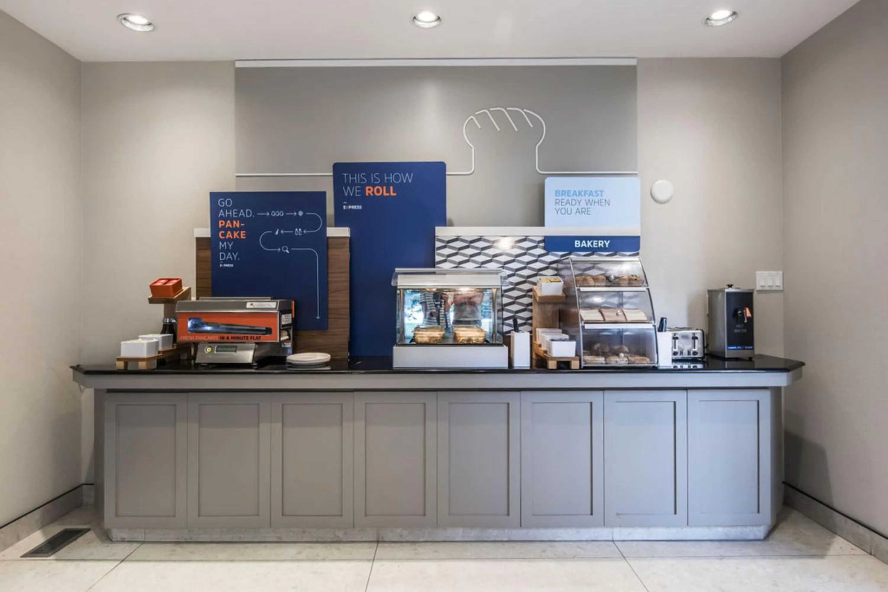 Coffee/tea facilities in Holiday Inn Express Calgary South by IHG