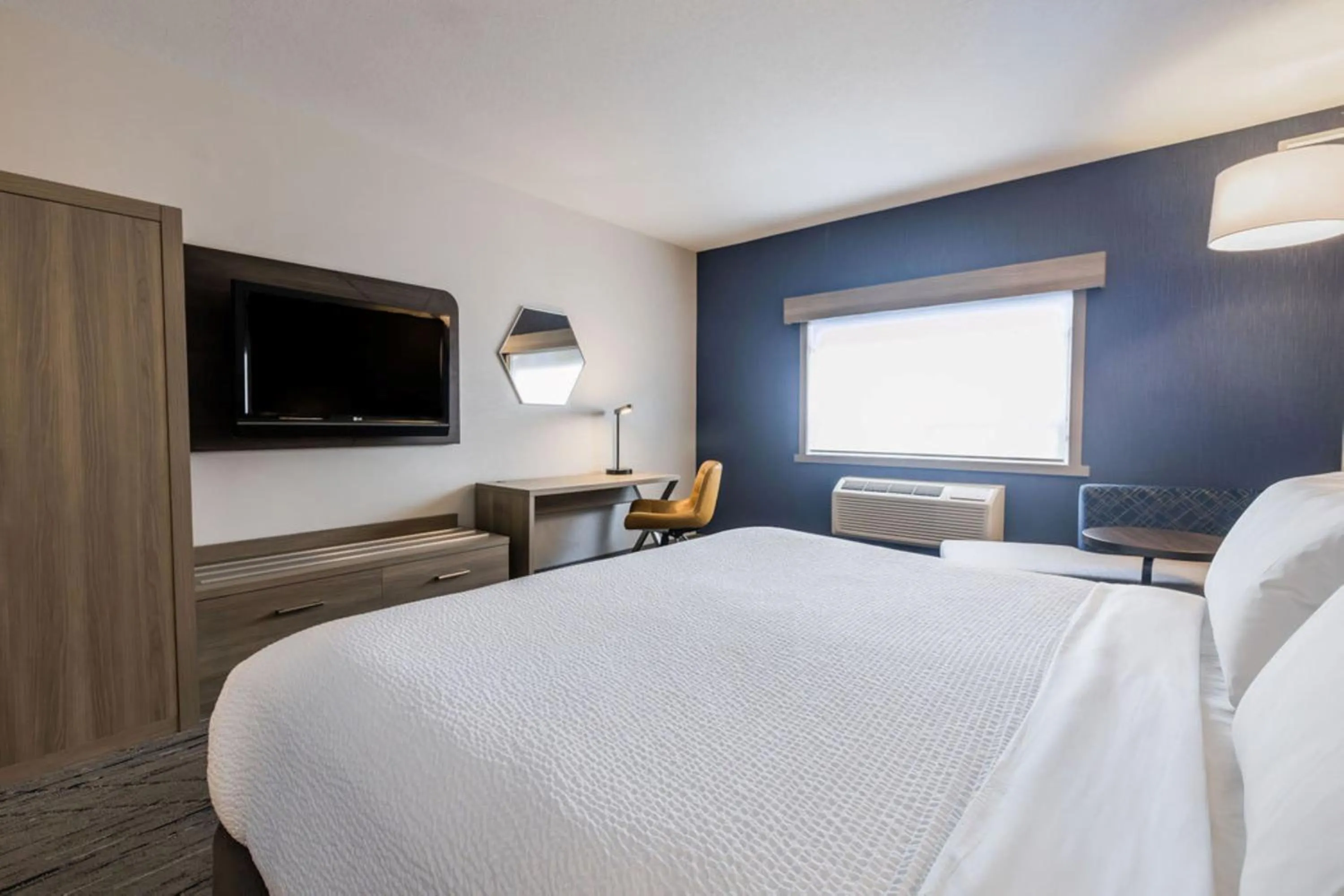 Photo of the whole room, Bed in Holiday Inn Express Calgary South by IHG