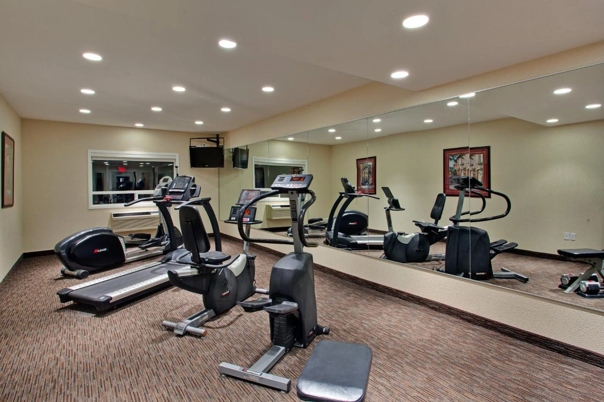Fitness centre/facilities in Holiday Inn Express Calgary South by IHG
