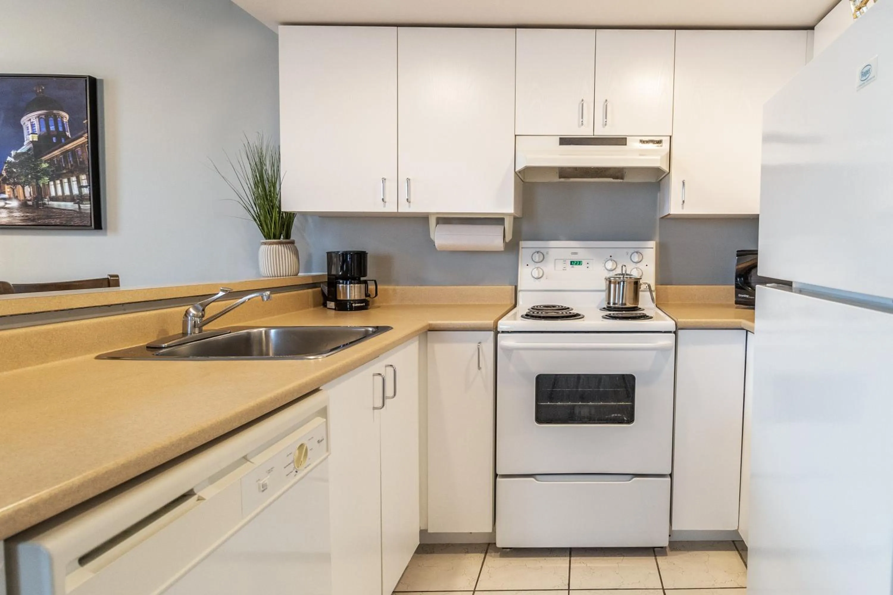 Kitchen or kitchenette in Hôtel Saint-Laurent Montréal