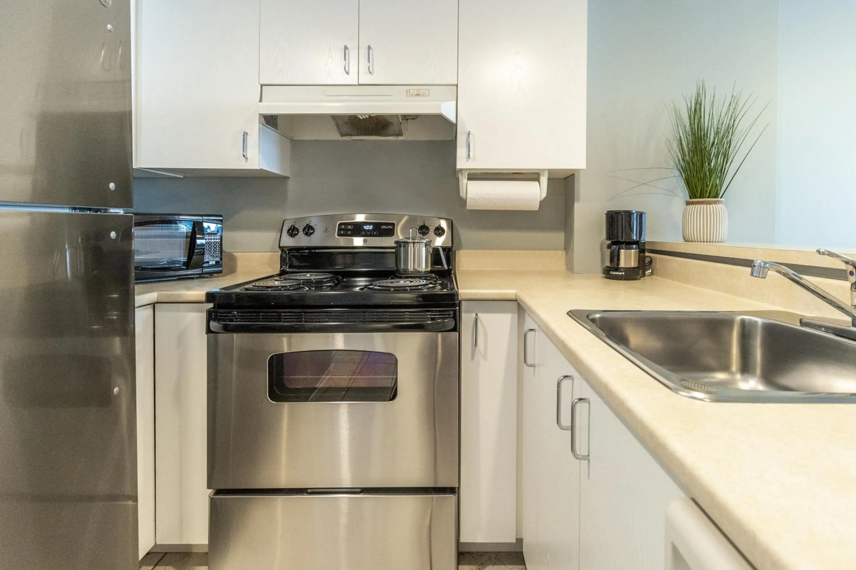 Kitchen or kitchenette in Hôtel Saint-Laurent Montréal