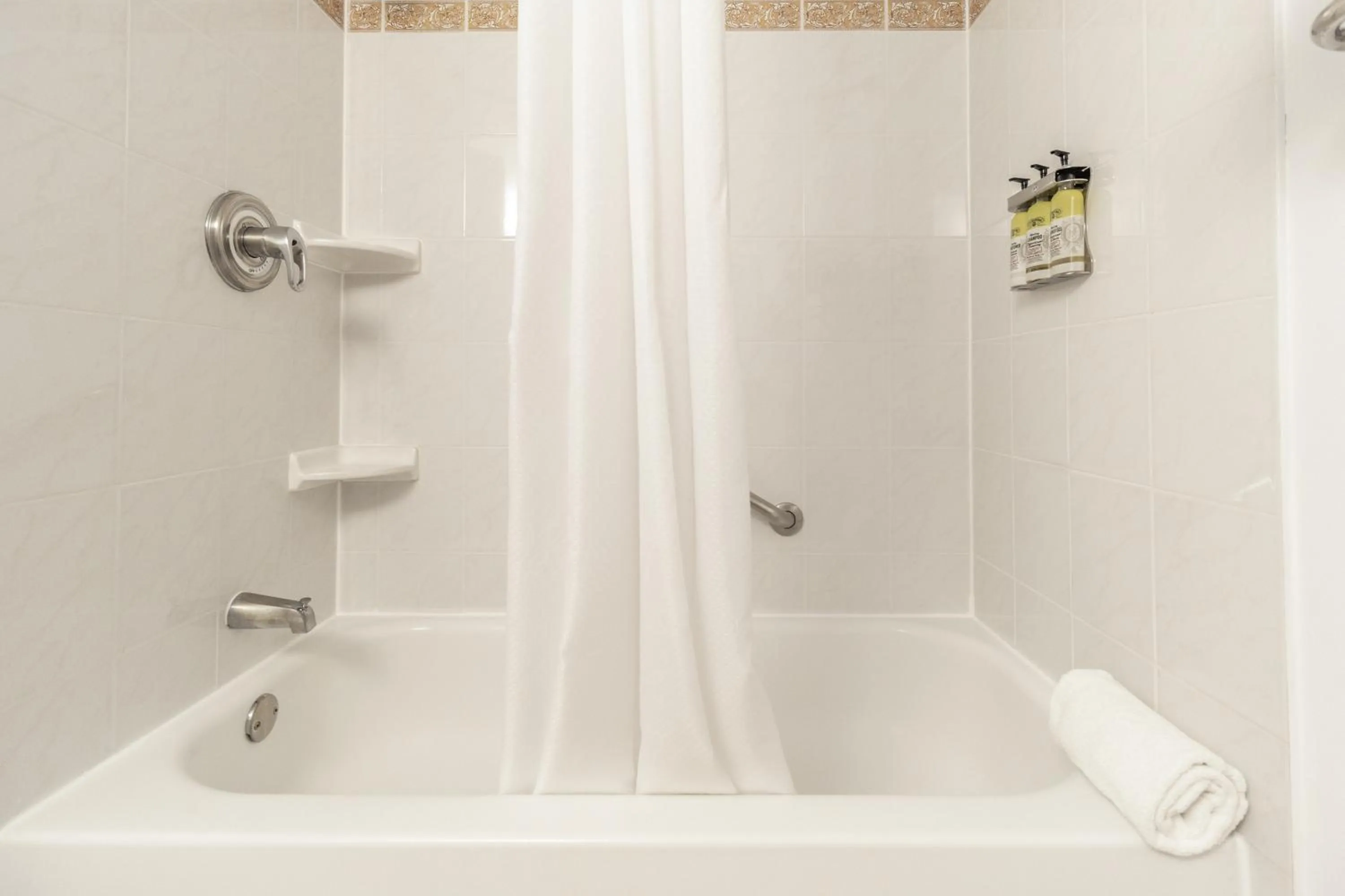 Shower in Hôtel Saint-Laurent Montréal