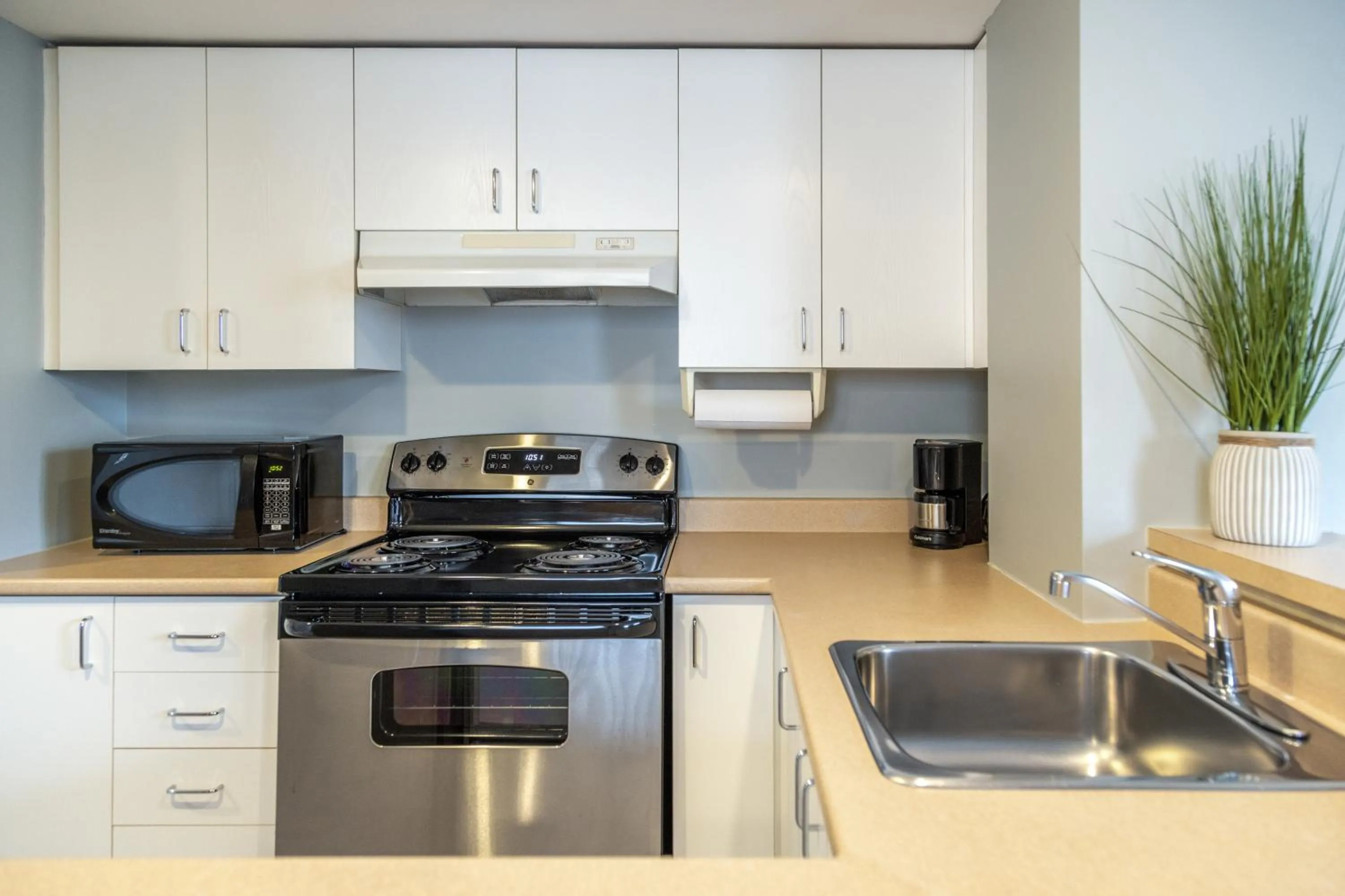 Kitchen or kitchenette in Hôtel Saint-Laurent Montréal